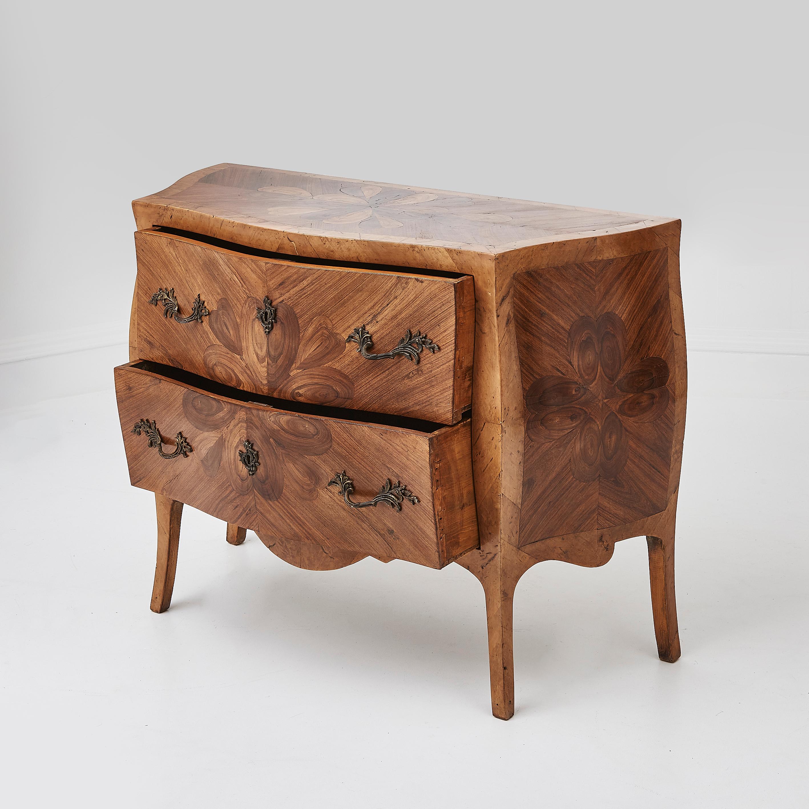 18th C. French Oyster Wood Chest Of Drawers In Good Condition In London, GB