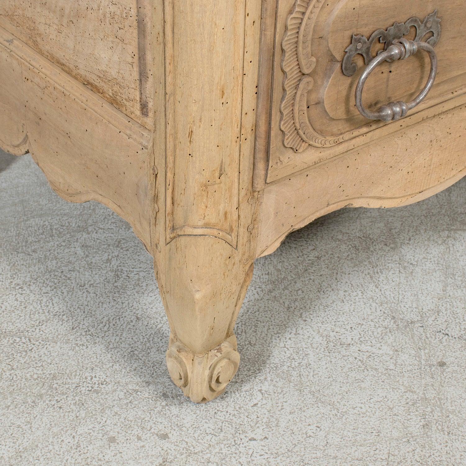 Pantalonera Deux Corps Lyonnaise de Nogal Blanqueado de la Época Luis XV Francesa del S. XVIII en venta 6