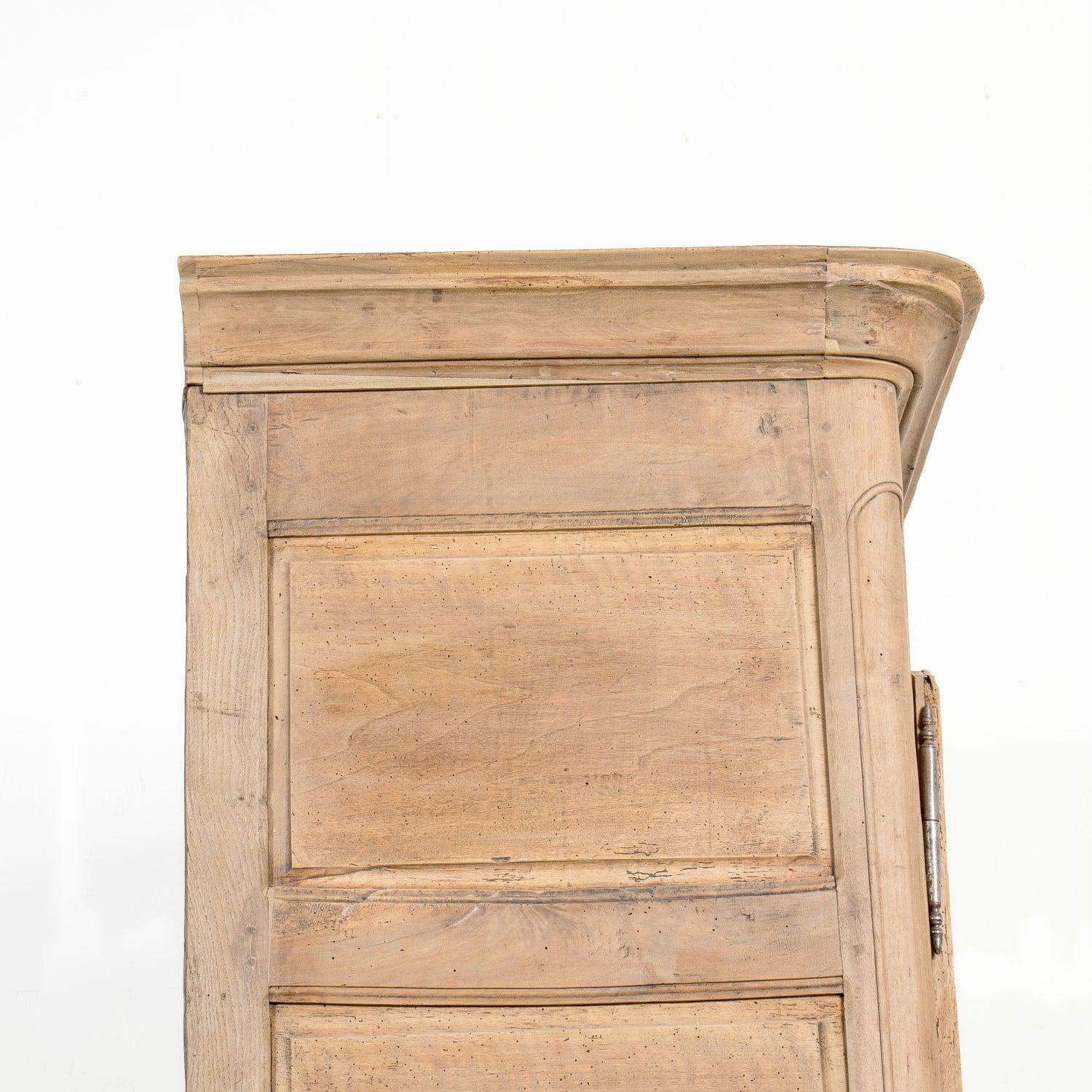 Pantalonera Deux Corps Lyonnaise de Nogal Blanqueado de la Época Luis XV Francesa del S. XVIII en venta 8