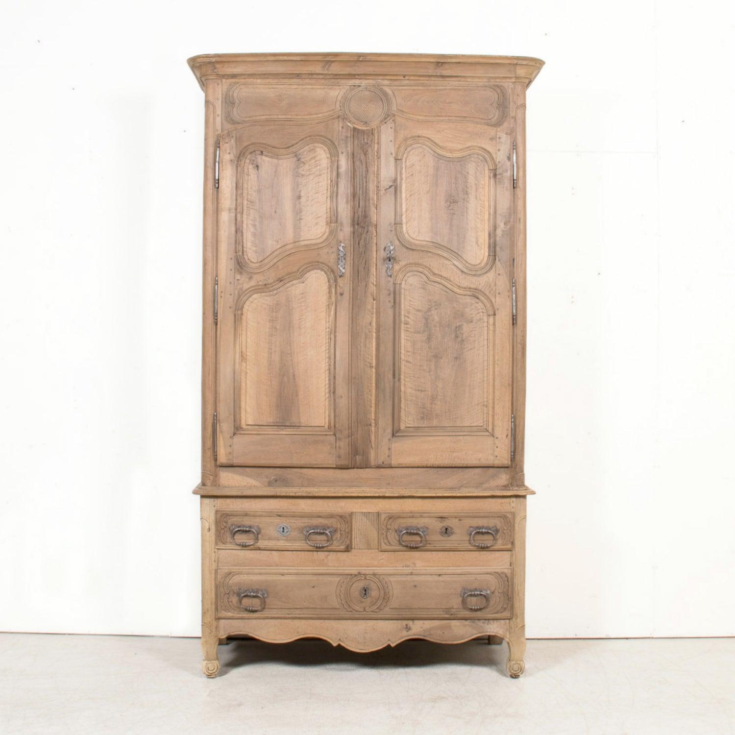 Grandioso y raro armoire deux corps pantalonnier francés de época Luis XV del siglo XVIII, hecho a mano en nogal macizo por maestros artesanos de Lyon, hacia la década de 1750. Esta impresionante pieza, con sus elegantes proporciones y su pátina de