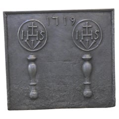 Plaque de cheminée du 18e siècle « Pillars with IHS Monograms », Louis XIV