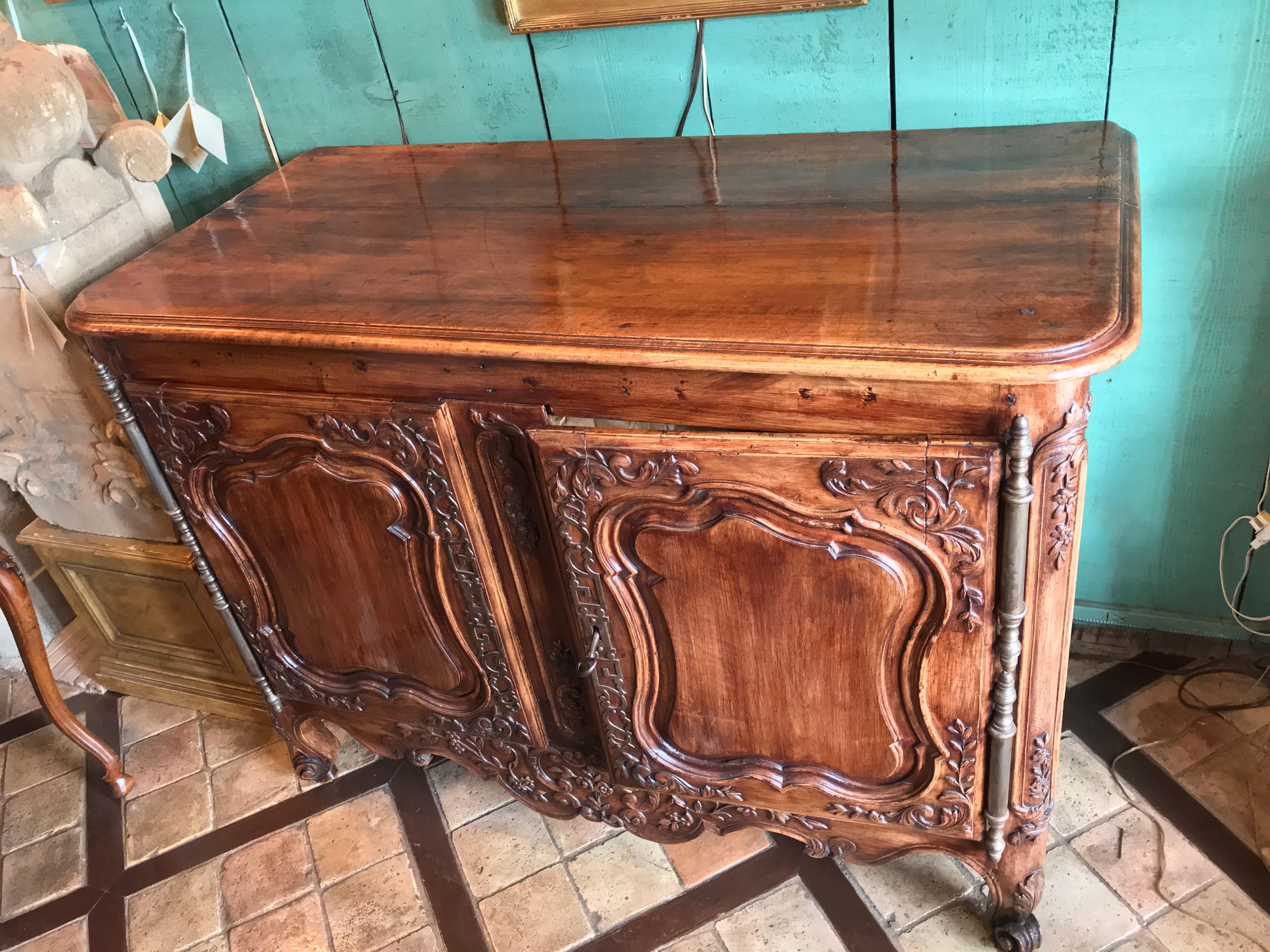 18th C. French Provencal Arlesienne Credenza in Walnut Antiques Buffet Cabinet For Sale 5