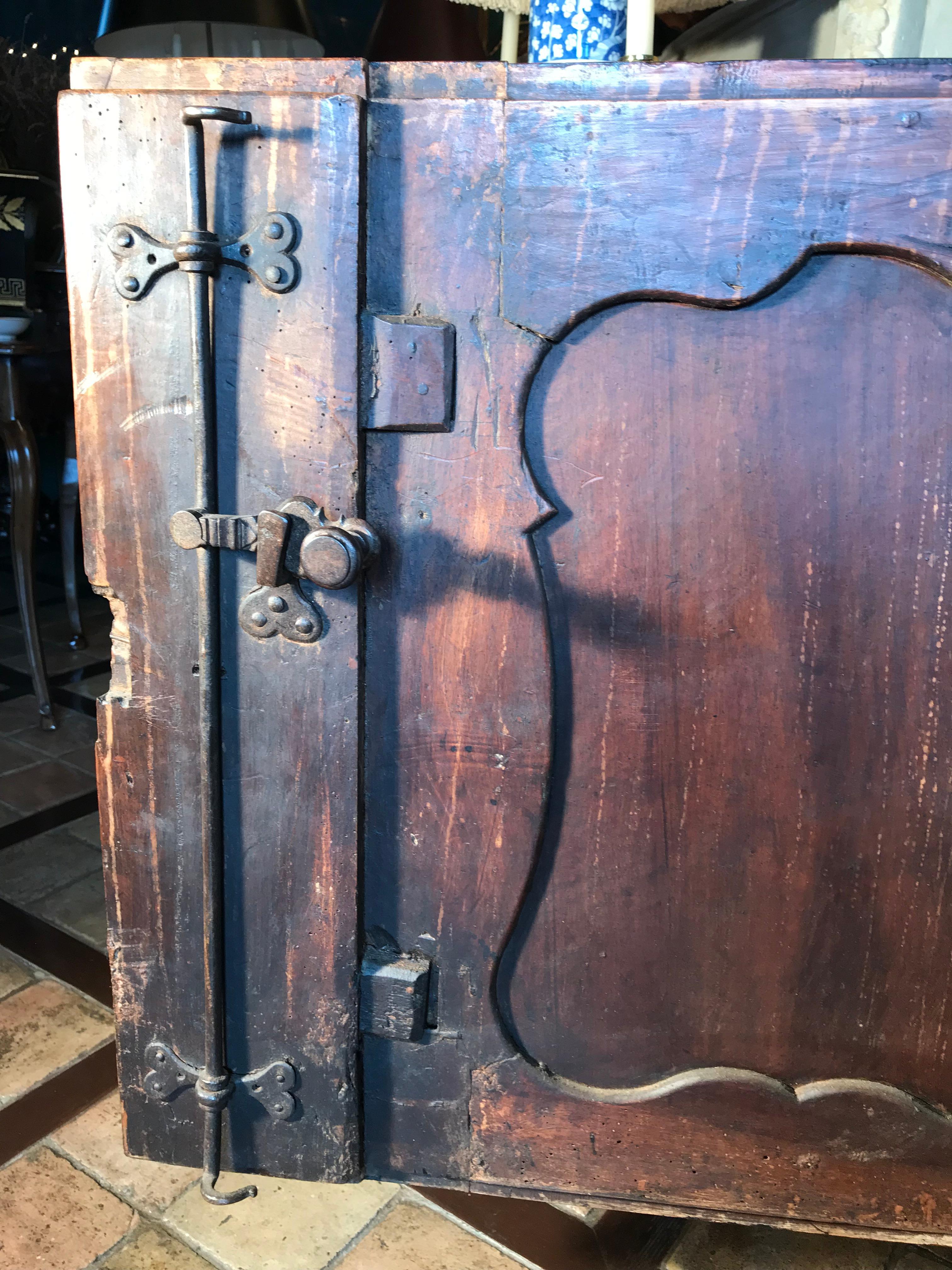 18th C. French Provencal Arlesienne Credenza in Walnut Antiques Buffet Cabinet For Sale 6