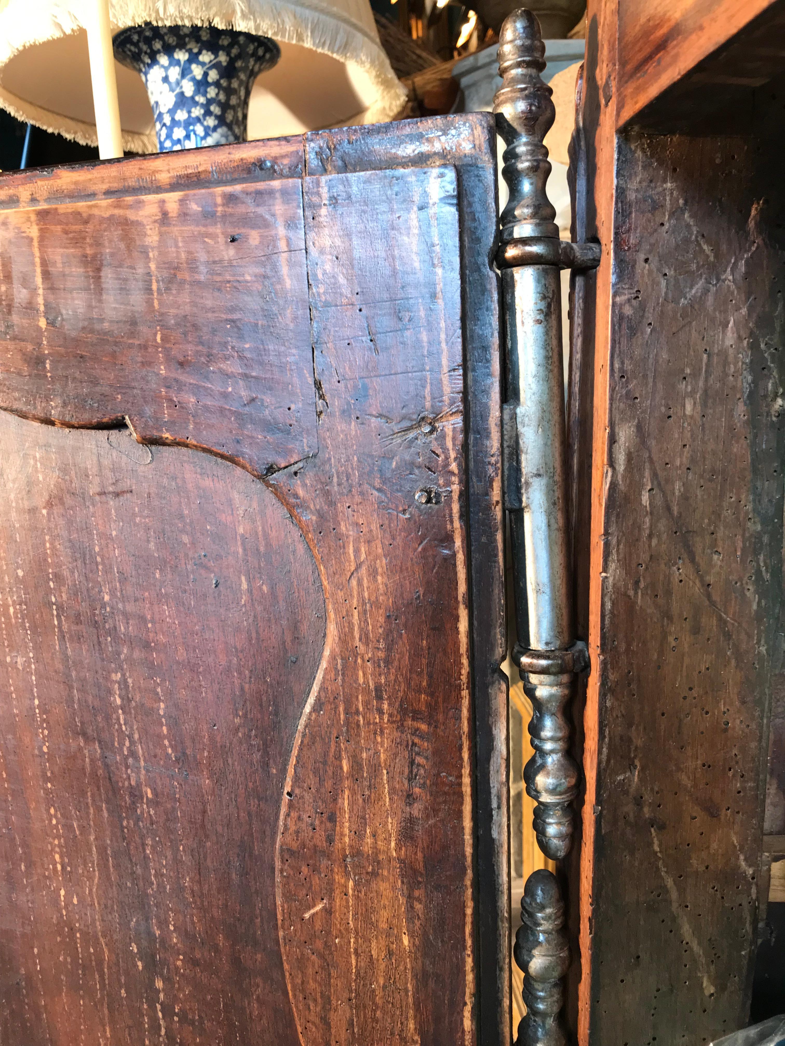 18th C. French Provencal Arlesienne Credenza in Walnut Antiques Buffet Cabinet For Sale 7
