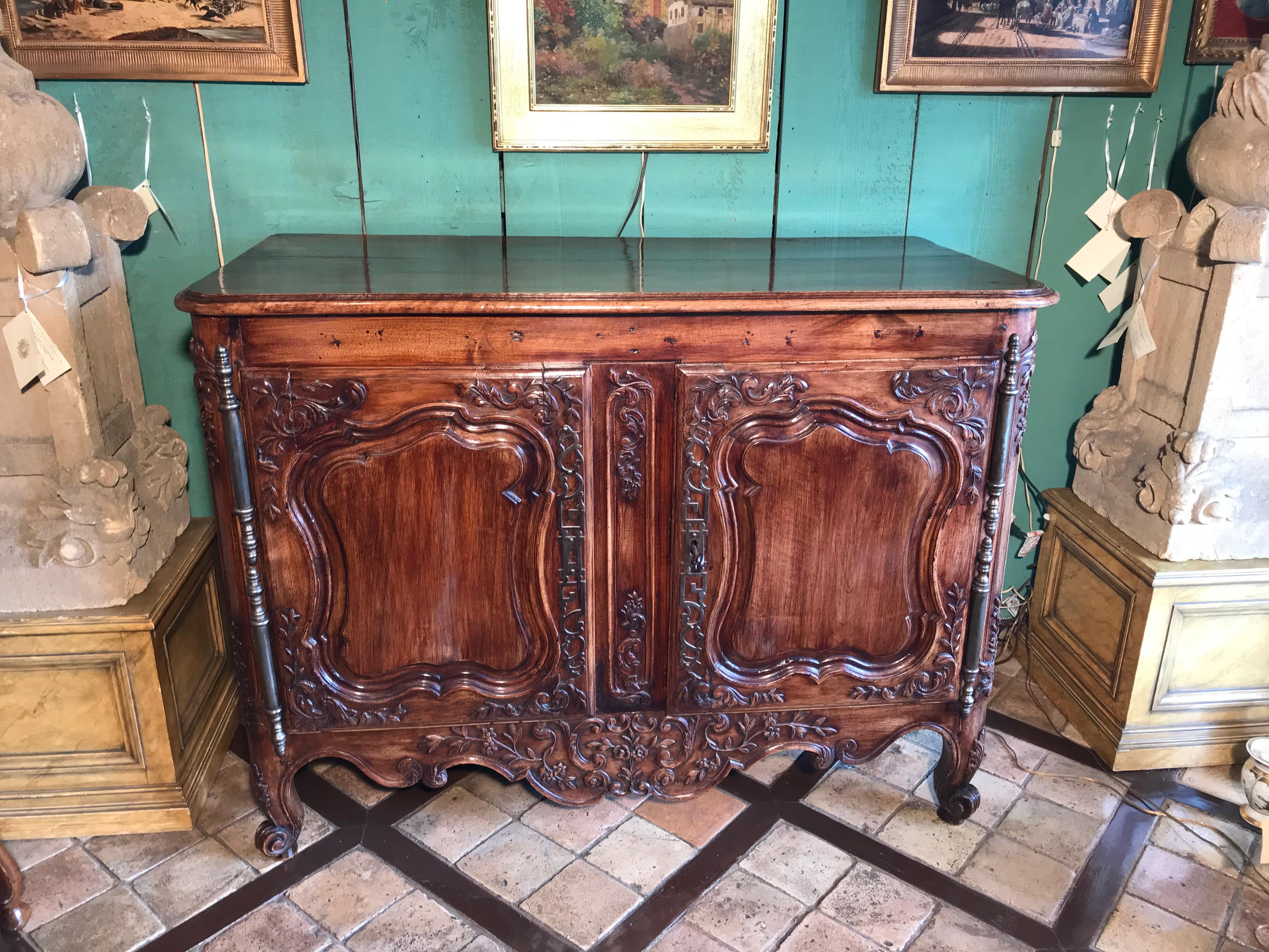18th C. French Provencal Arlesienne Credenza in Walnut Antiques Buffet Cabinet For Sale 10
