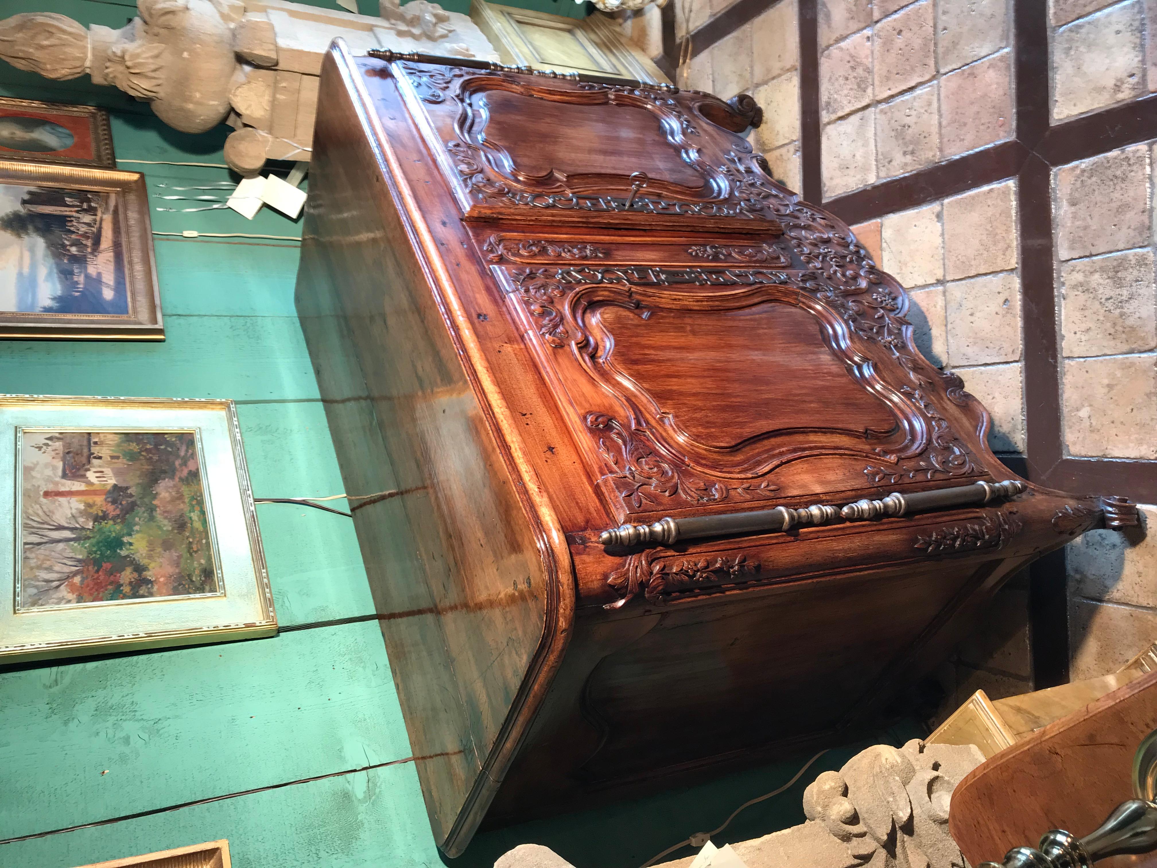 18th C. French Provencal Arlesienne Credenza in Walnut Antiques Buffet Cabinet For Sale 11