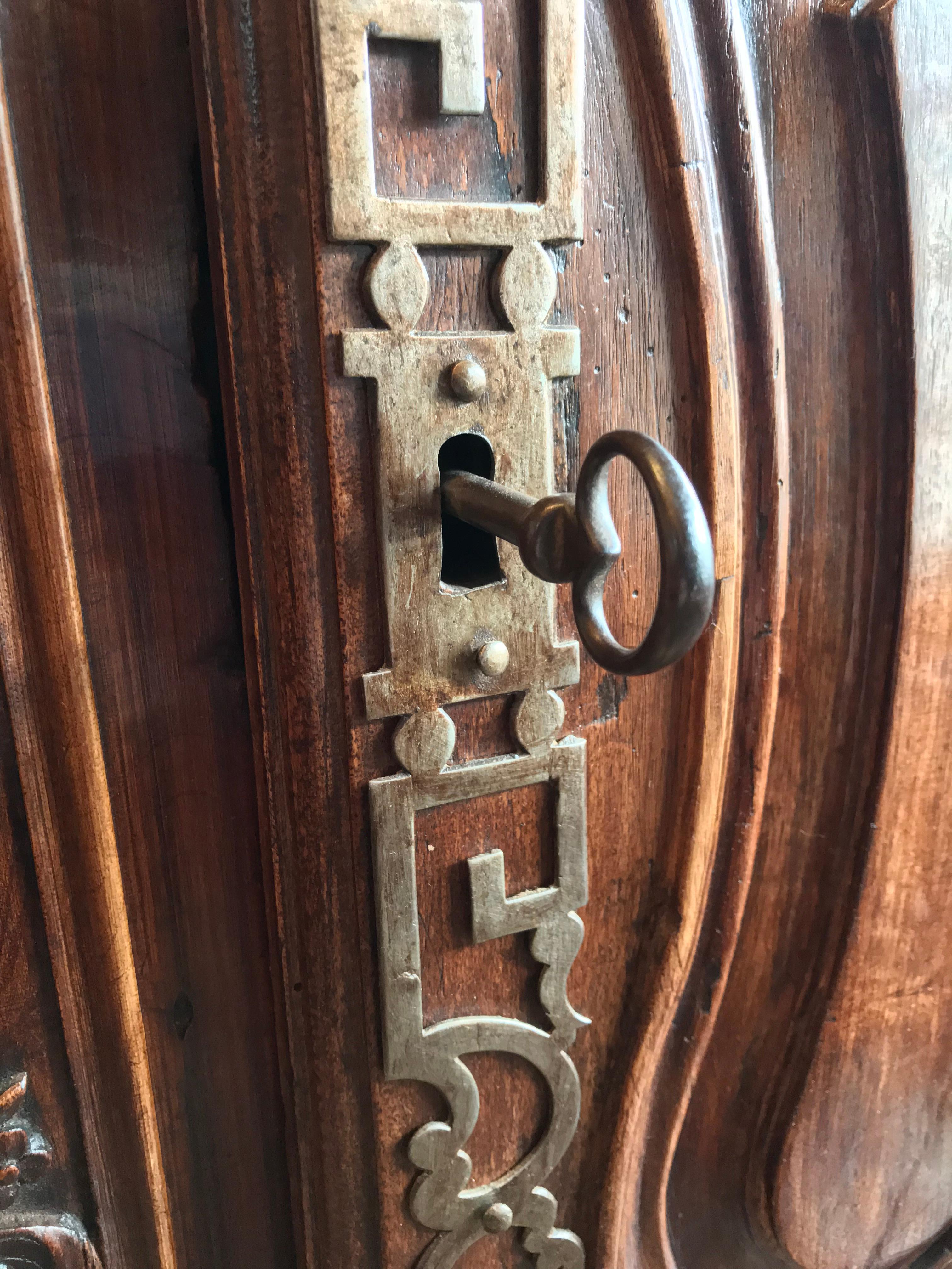 18th C. French Provencal Arlesienne Credenza in Walnut Antiques Buffet Cabinet For Sale 1