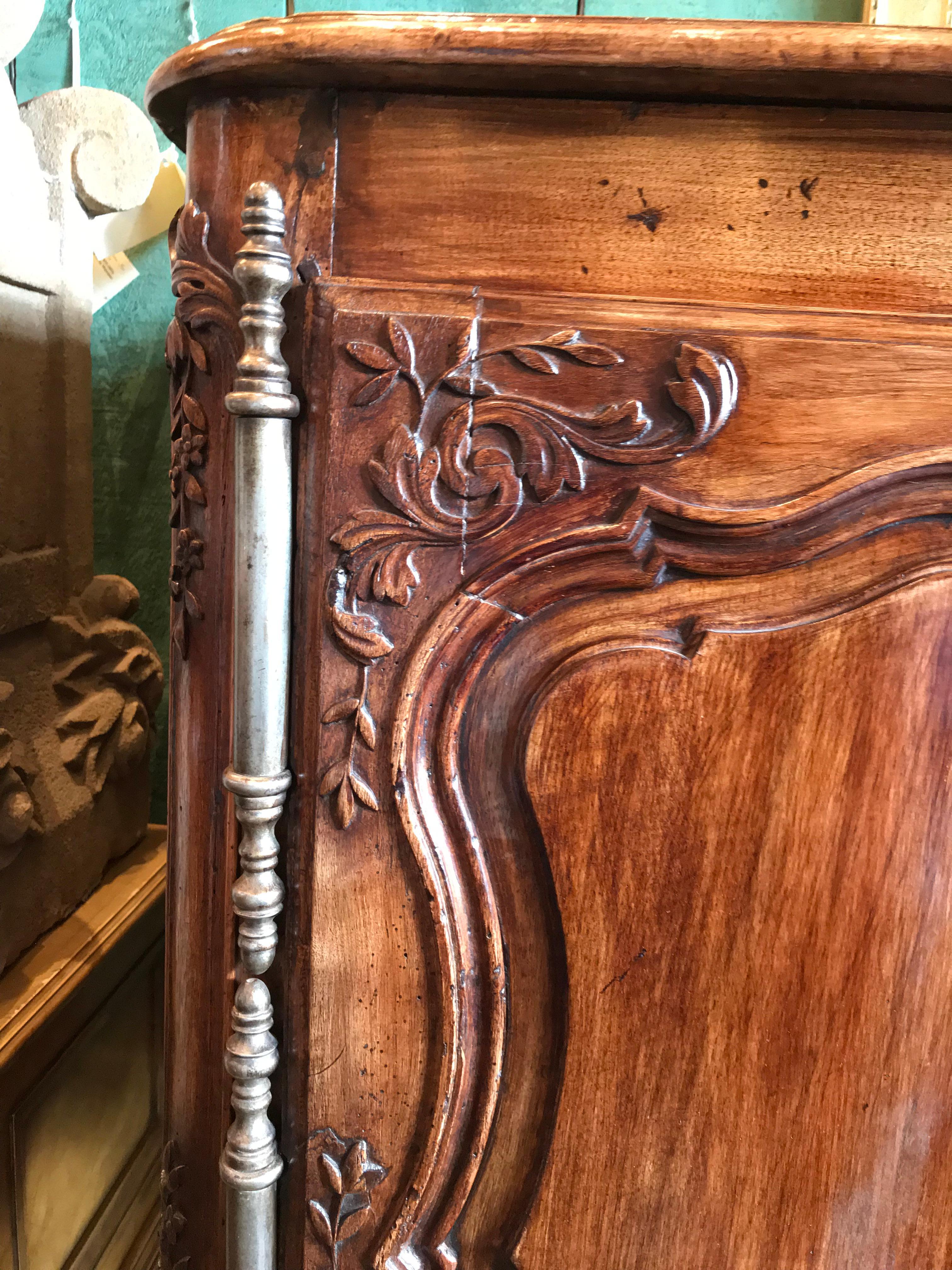 18th C. French Provencal Arlesienne Credenza in Walnut Antiques Buffet Cabinet For Sale 2