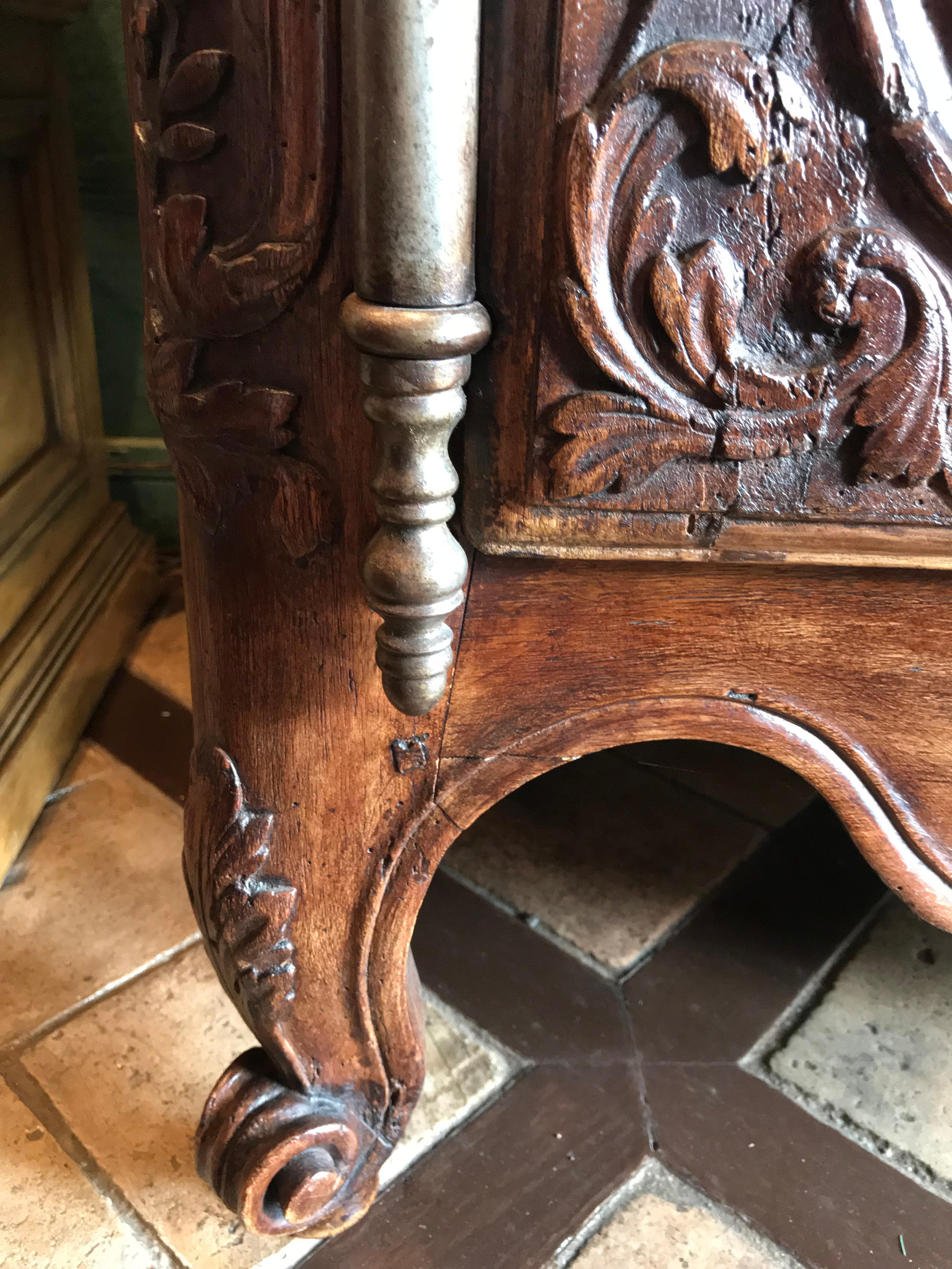 18th C. French Provencal Arlesienne Credenza in Walnut Antiques Buffet Cabinet For Sale 3