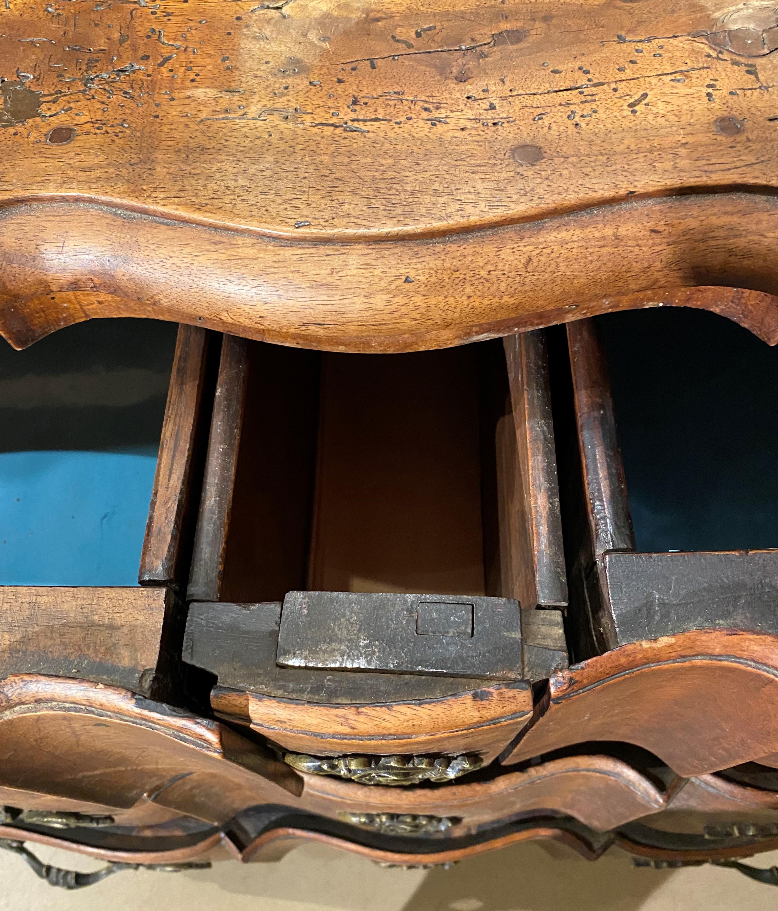XVIIIe siècle et antérieur Commode provinciale française du XVIIIe siècle à cinq tiroirs en noyer avec façade serpentine en vente