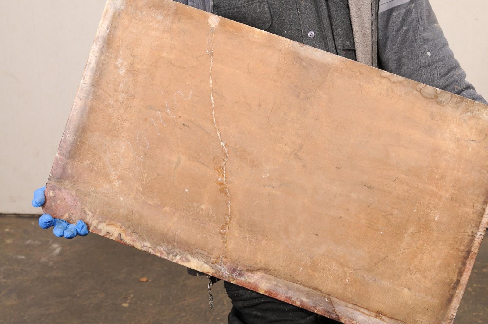 Cassettone francese a due cassetti, con piano in marmo originale, del XVIII secolo. Questa antica commode di dimensioni ridotte proveniente dalla Francia presenta un piano in marmo di forma rettangolare che si appoggia sopra la cassa che ospita due