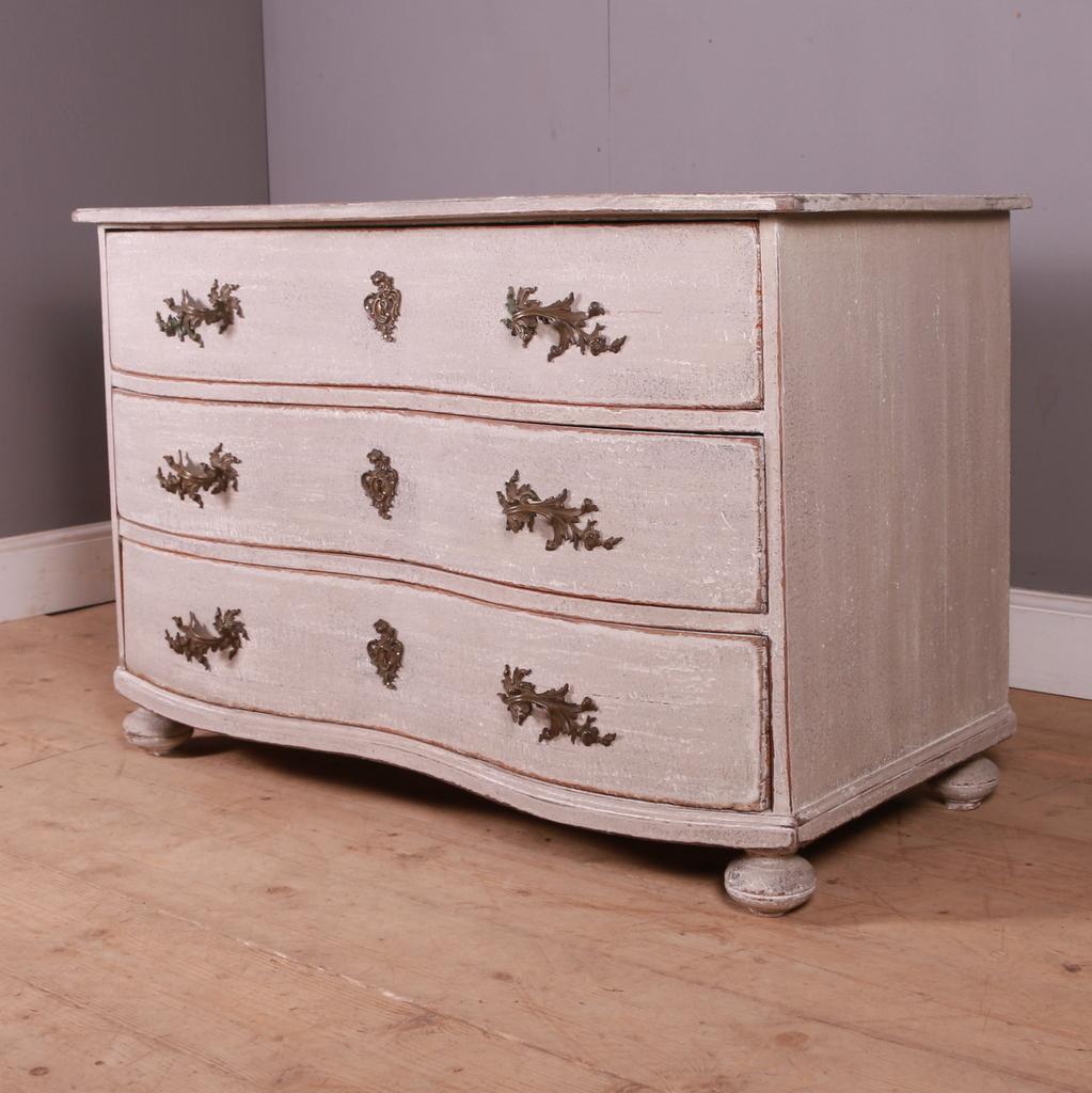 18th C French serpentine front 3 drawer painted commode. 1780.

Dimensions
50 inches (127 cms) Wide
26 inches (66 cms) Deep
33 inches (84 cms) High.