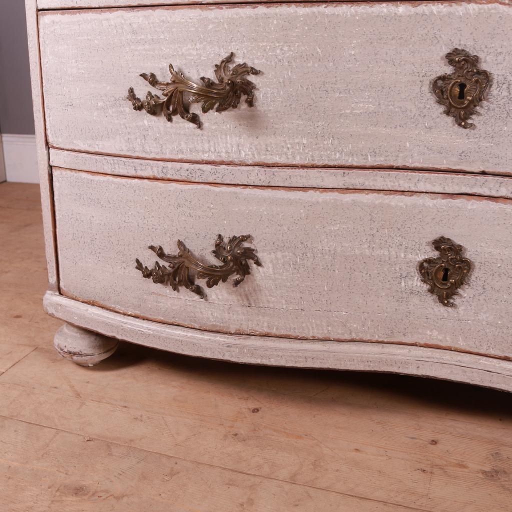 18th C French Serpentine Commode In Good Condition In Leamington Spa, Warwickshire