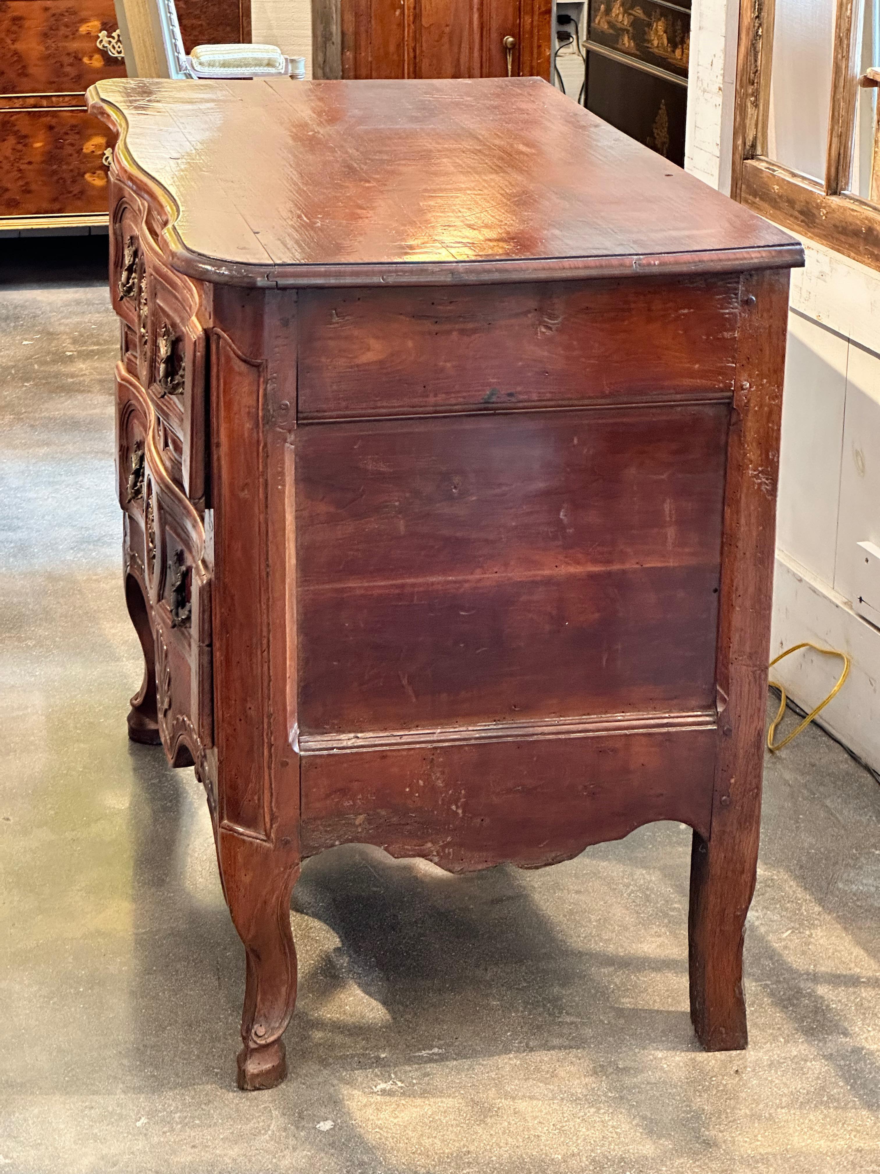 18th C. French Walnut Commode In Good Condition For Sale In Charlottesville, VA