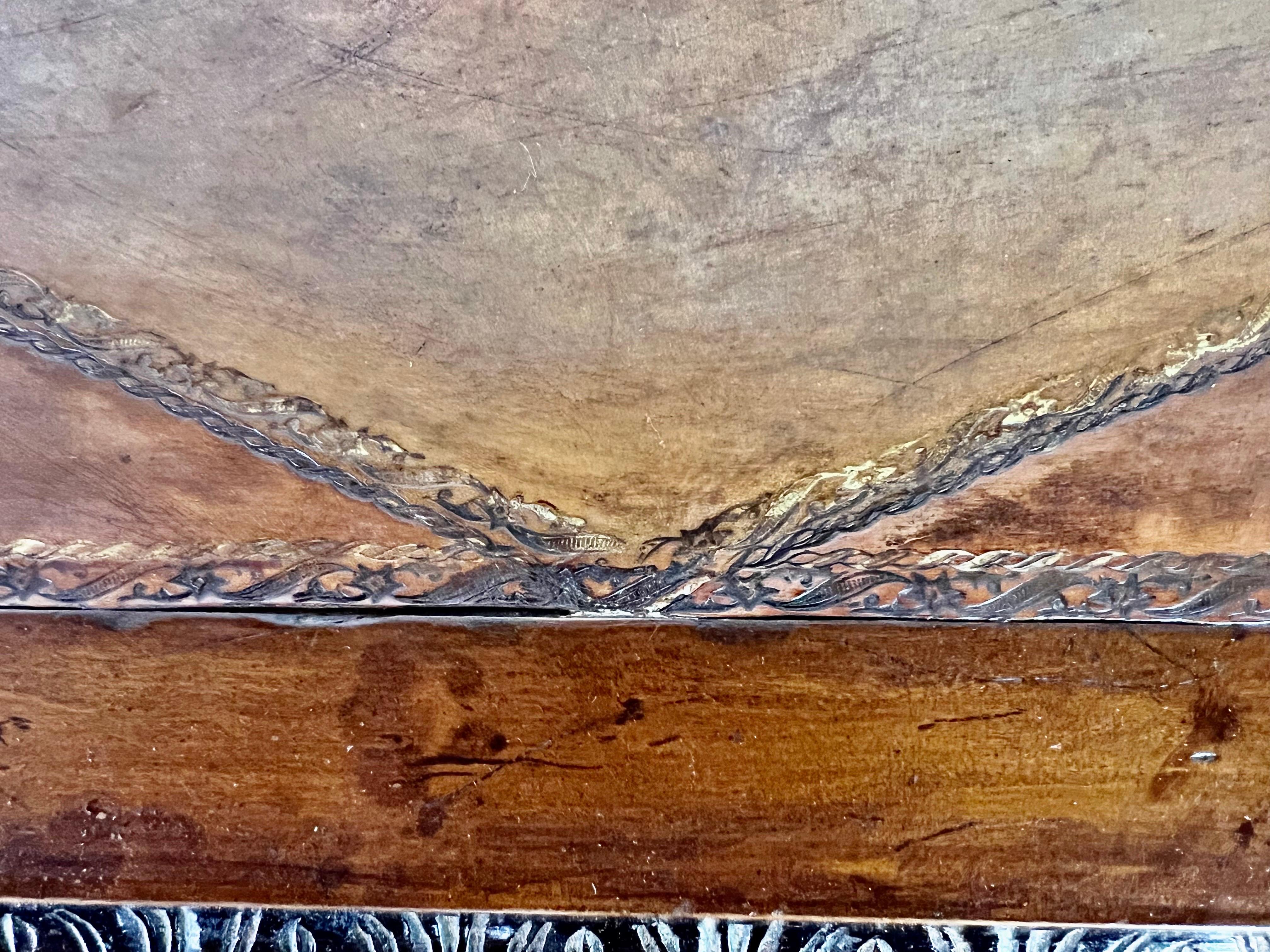 18. Jh. Französischer Nussbaum-Schreibtisch mit Lederplatte und Bronzebeschlägen (18. Jahrhundert und früher) im Angebot