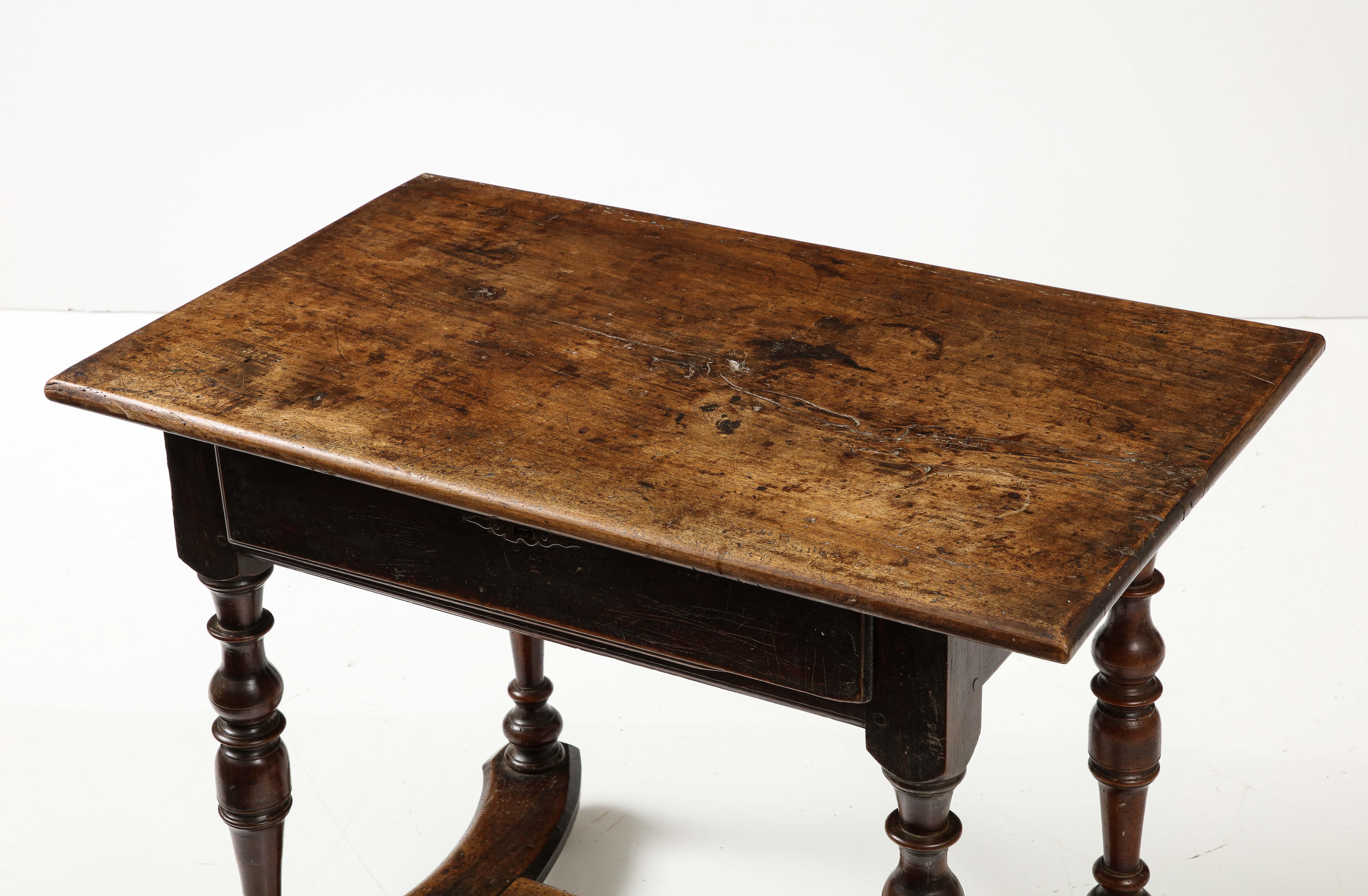 Französischer Nussbaumtisch aus dem 18. Jahrhundert mit wunderschön ausgeführtem Stretcher und Patina im Angebot 4