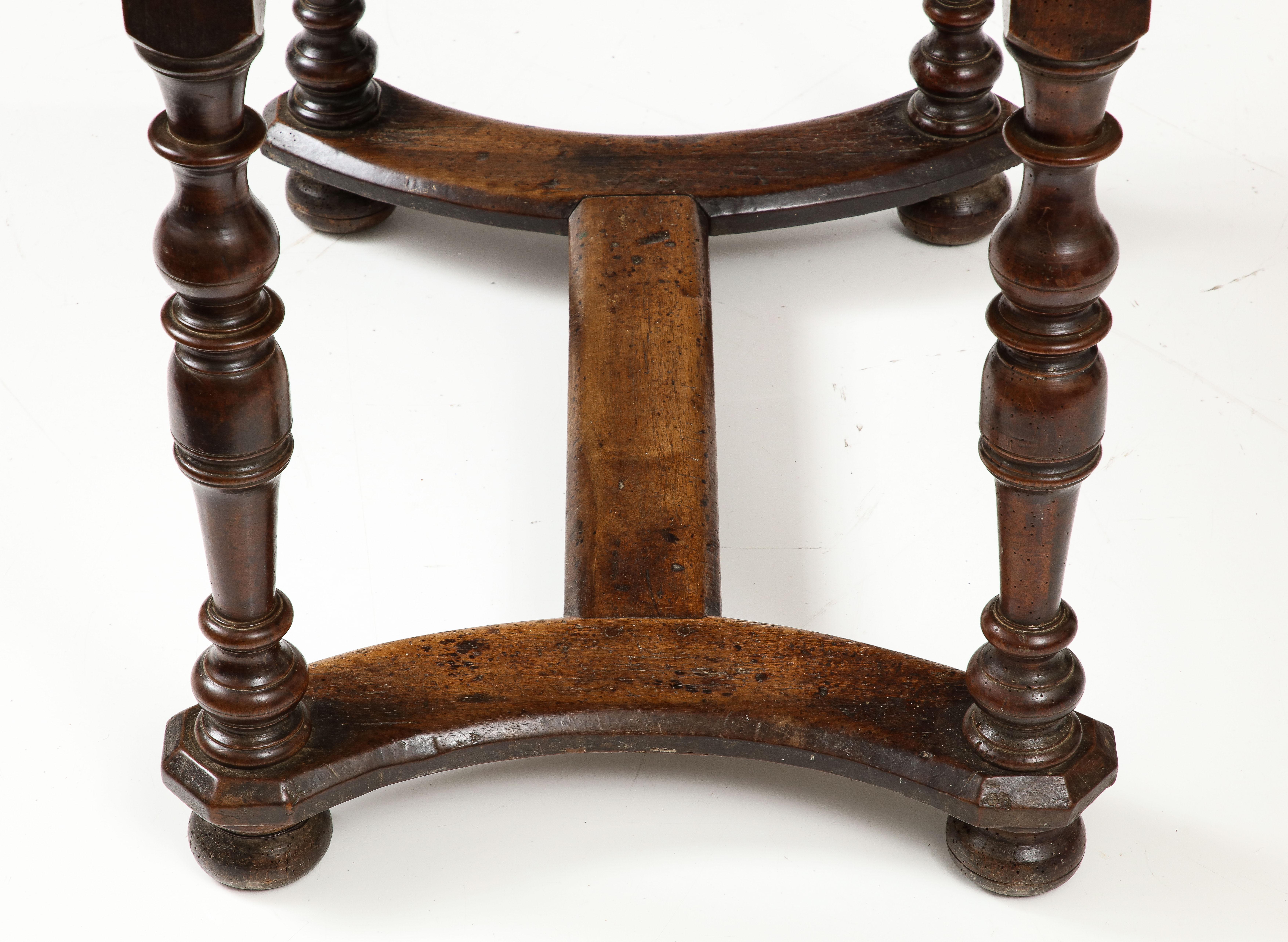 Französischer Nussbaumtisch aus dem 18. Jahrhundert mit wunderschön ausgeführtem Stretcher und Patina im Angebot 6
