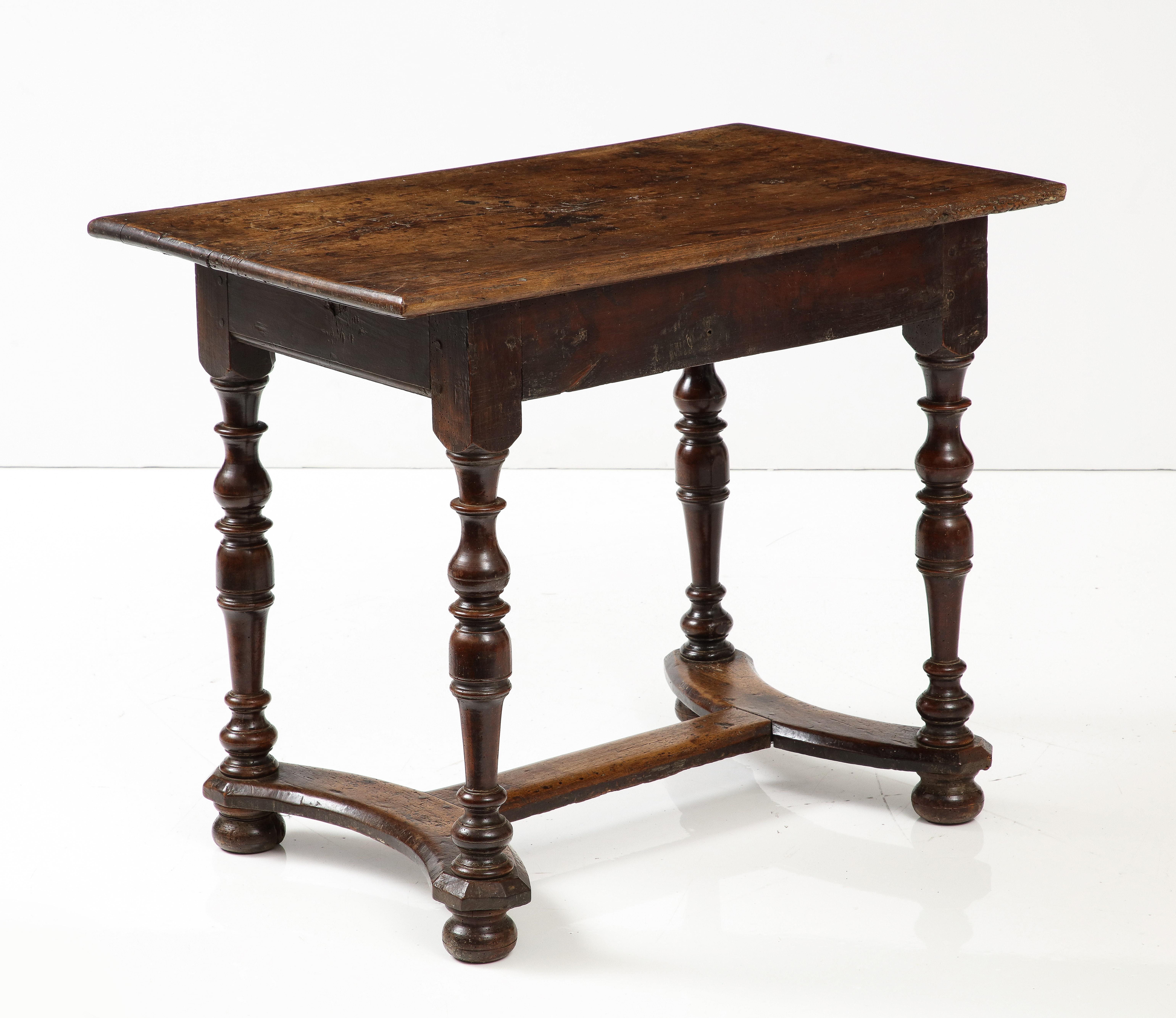 Französischer Nussbaumtisch aus dem 18. Jahrhundert mit wunderschön ausgeführtem Stretcher und Patina im Angebot 7