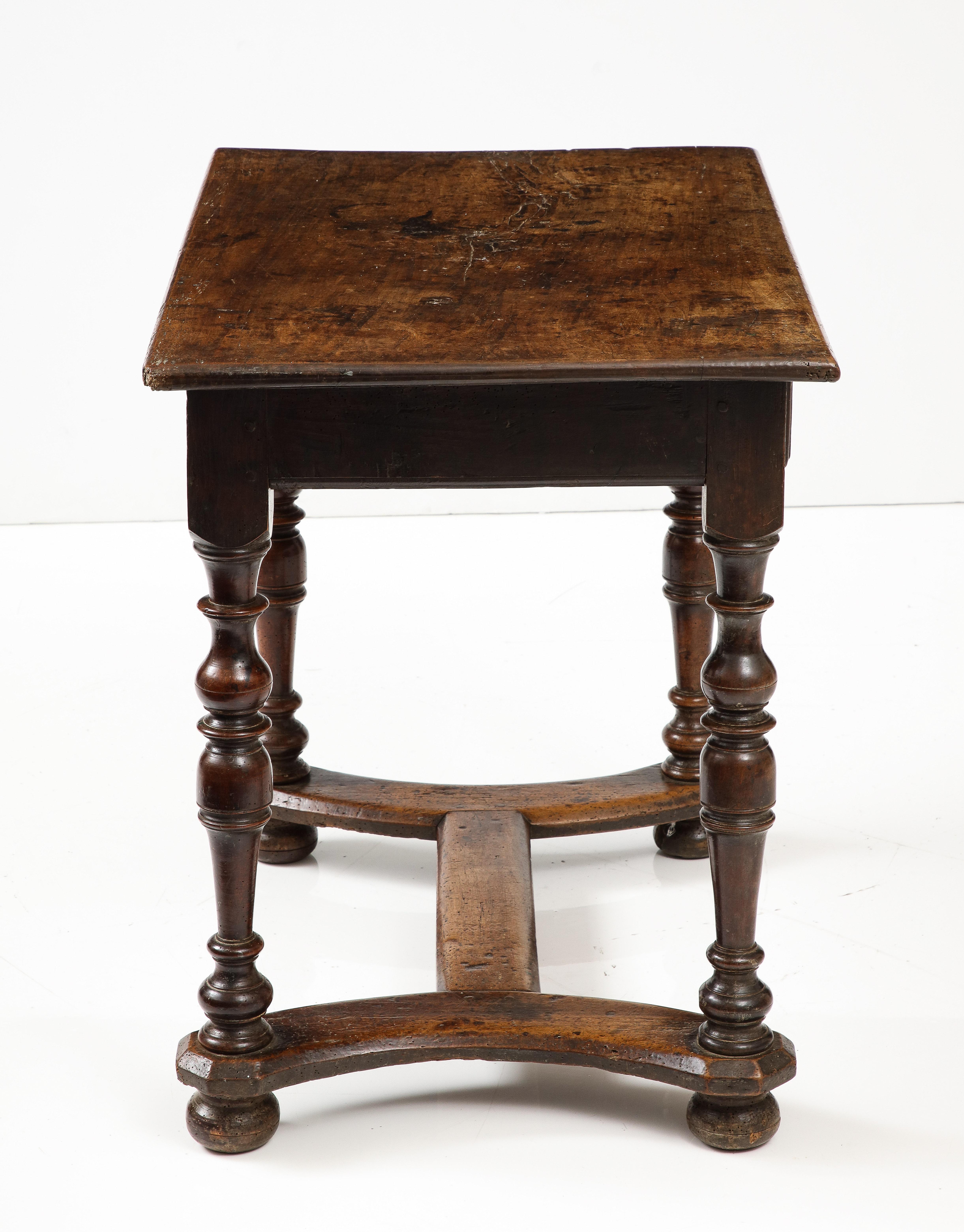 Französischer Nussbaumtisch aus dem 18. Jahrhundert mit wunderschön ausgeführtem Stretcher und Patina im Angebot 9