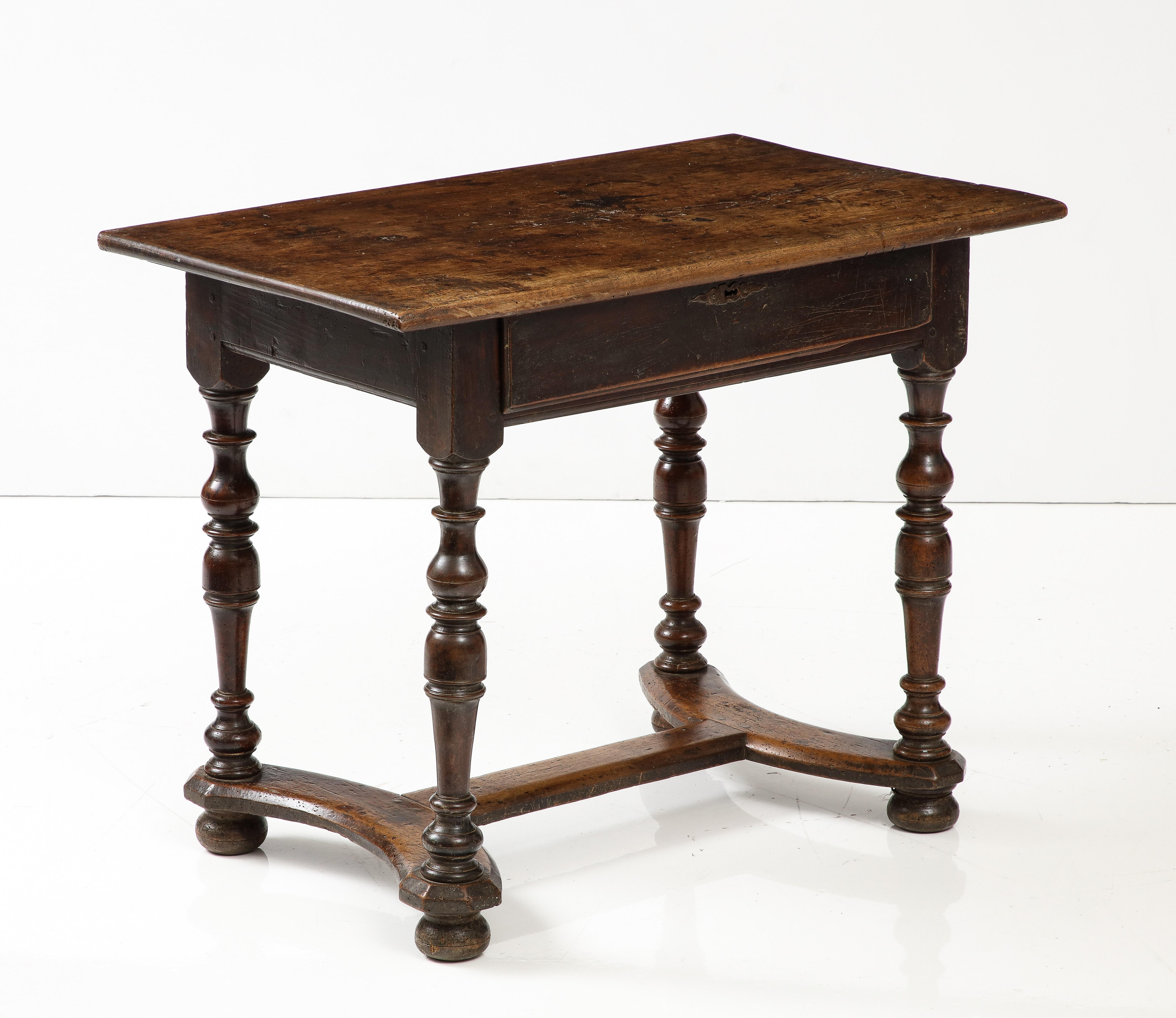 Französischer Nussbaumtisch aus dem 18. Jahrhundert mit wunderschön ausgeführtem Stretcher und Patina im Angebot 11