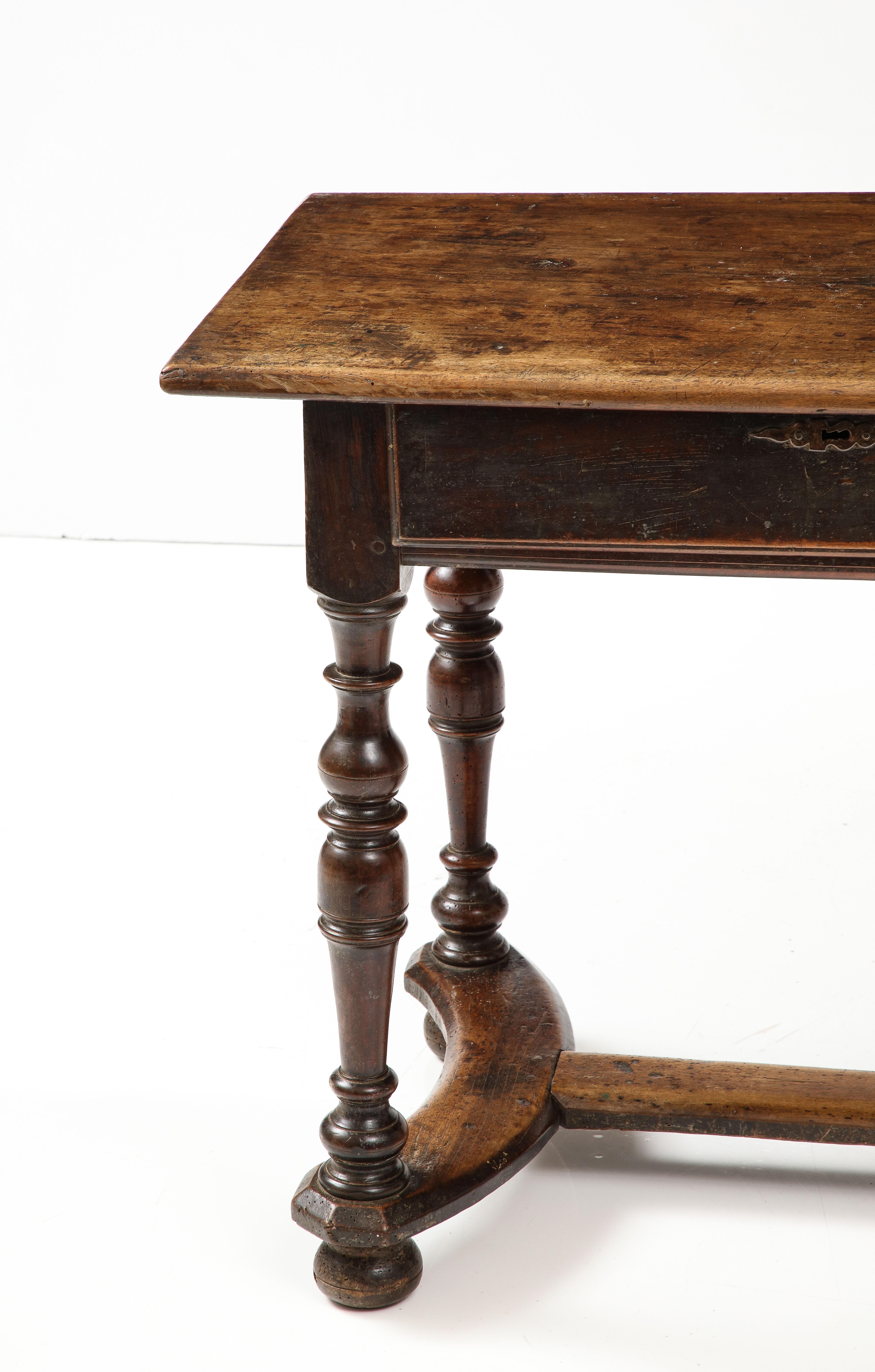 Französischer Nussbaumtisch aus dem 18. Jahrhundert mit wunderschön ausgeführtem Stretcher und Patina im Zustand „Gut“ im Angebot in Brooklyn, NY