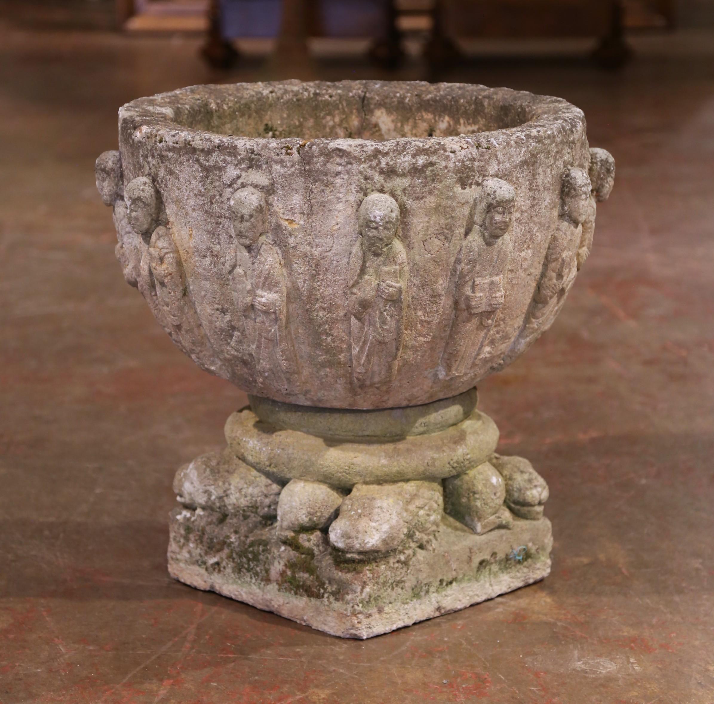 Cette remarquable urne de jardin en deux parties a été sculptée à la main en France vers 1780 dans du calcaire massif et présente une surface extraordinairement altérée par les intempéries, avec des traces de mousse et une accumulation de lichen qui