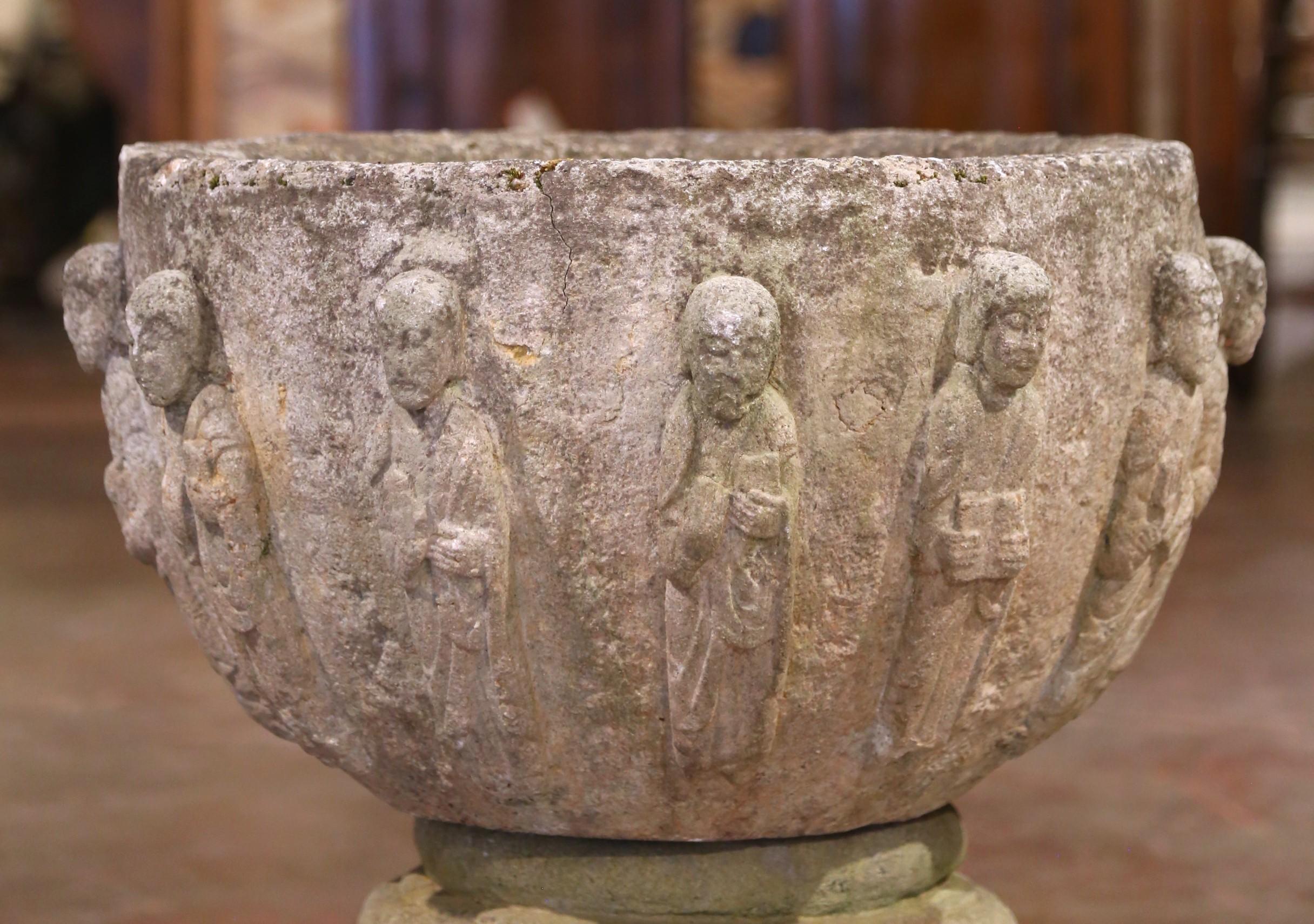 Néoclassique A.I.C.C. - Urne de jardin et piédestal en pierre calcaire sculptée et patinée du XVIIIe siècle. en vente