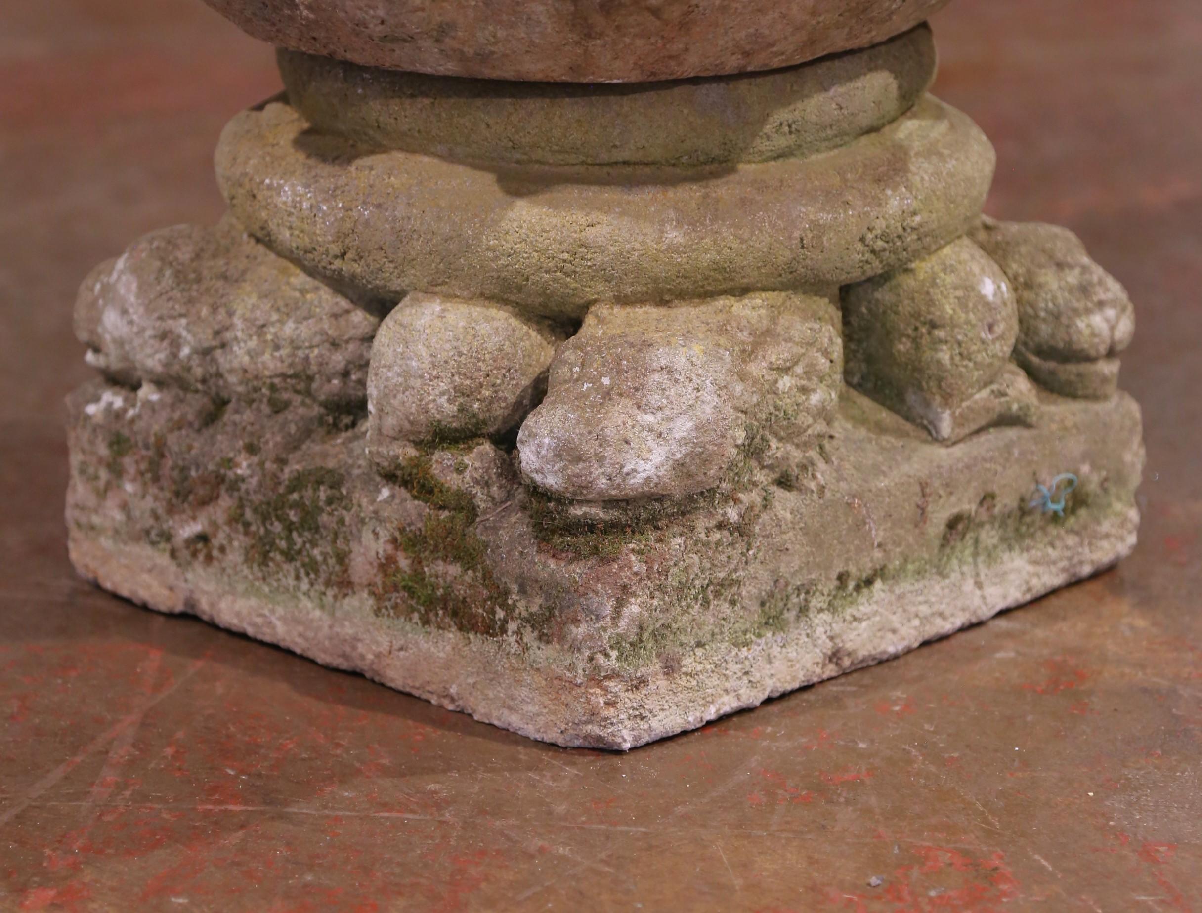 Français A.I.C.C. - Urne de jardin et piédestal en pierre calcaire sculptée et patinée du XVIIIe siècle. en vente