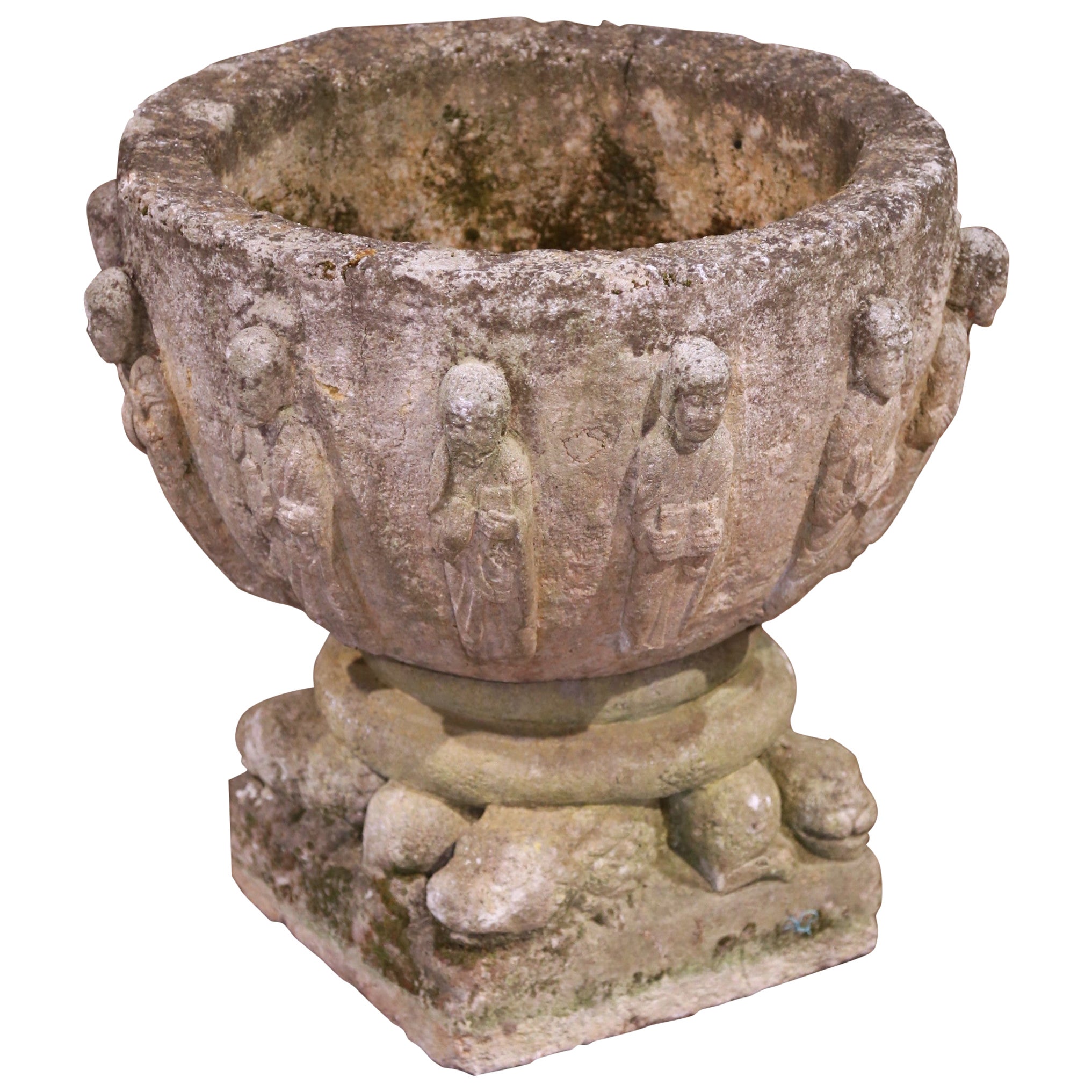 A.I.C.C. - Urne de jardin et piédestal en pierre calcaire sculptée et patinée du XVIIIe siècle. en vente