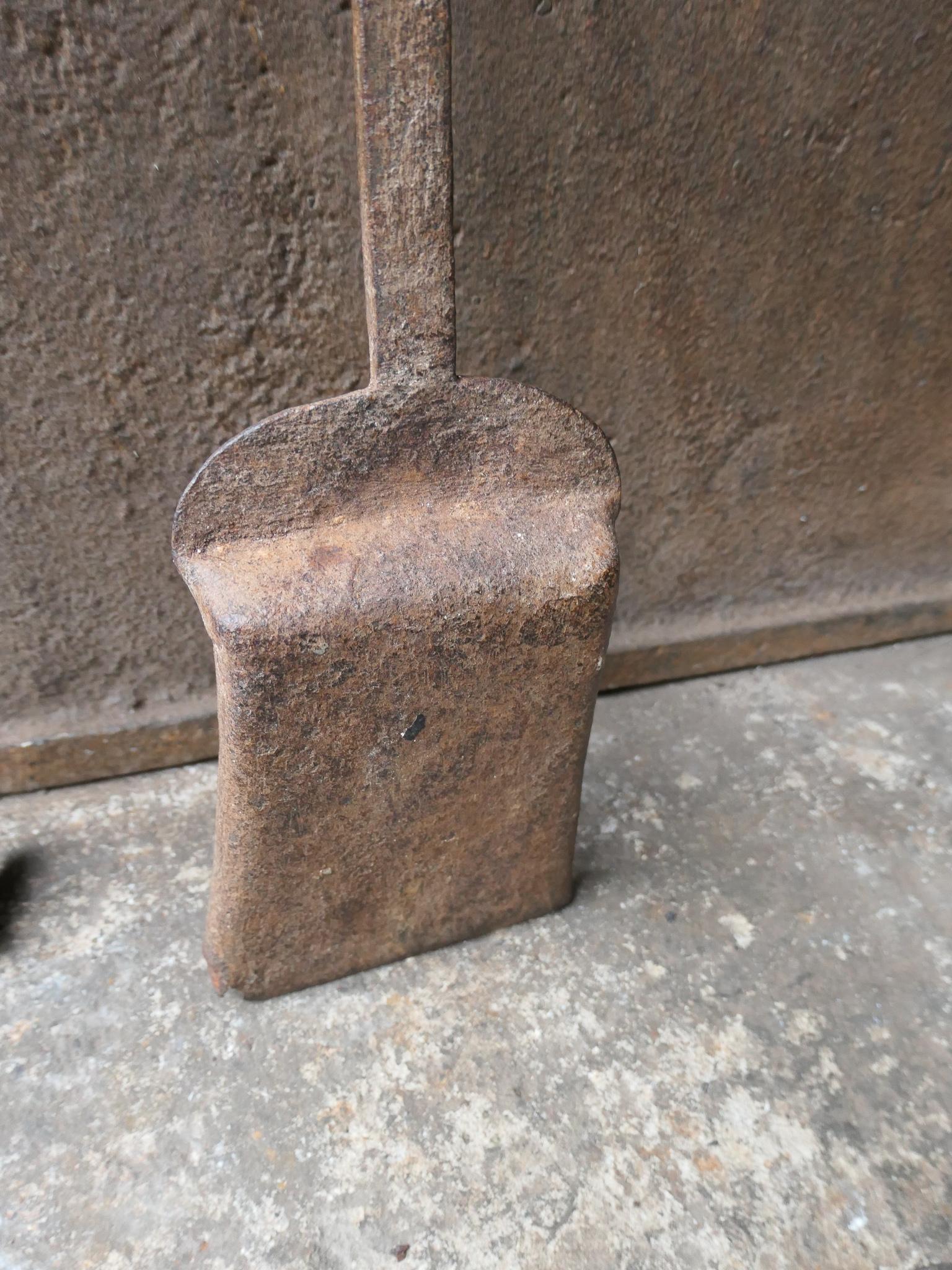 Ensemble d'outils de cheminée Louis XV en fer forgé français du 18e siècle en vente 3