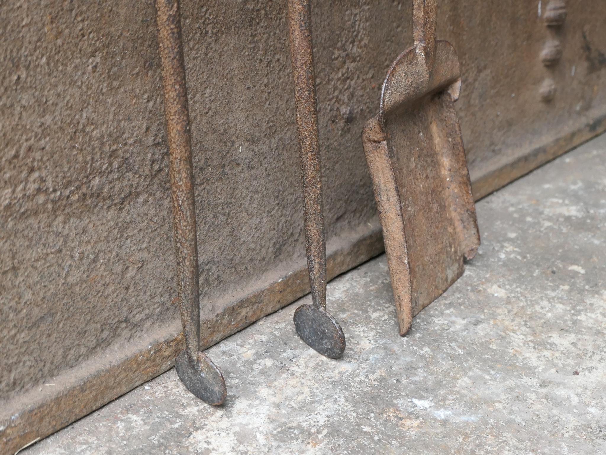 Ensemble d'outils de cheminée Louis XV en fer forgé français du 18e siècle Bon état - En vente à Amerongen, NL