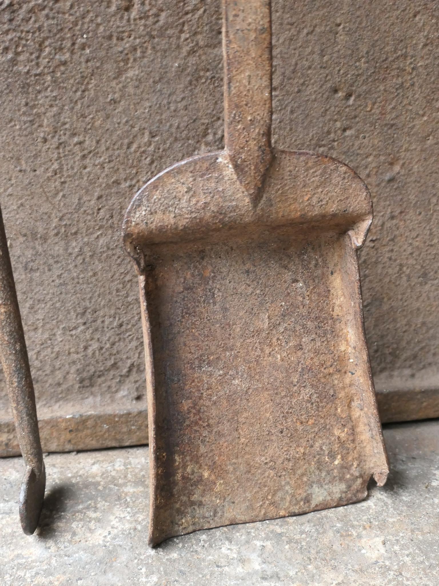 Fer forgé Ensemble d'outils de cheminée Louis XV en fer forgé français du 18e siècle en vente