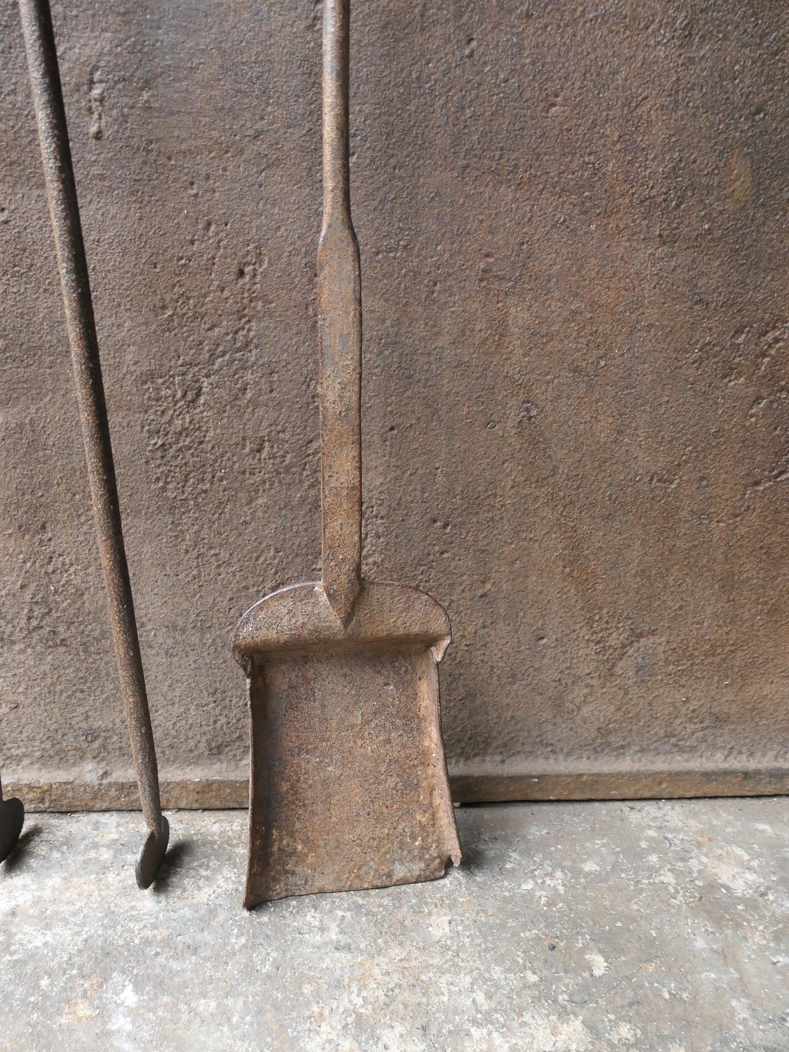 Ensemble d'outils de cheminée Louis XV en fer forgé français du 18e siècle en vente 1