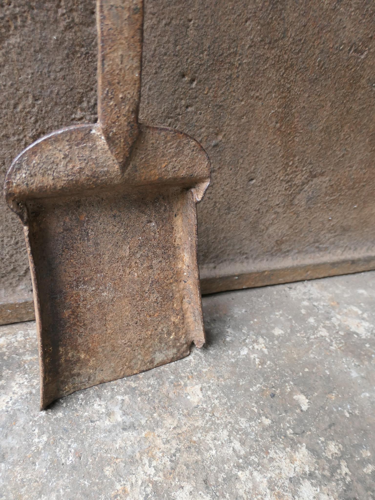 Ensemble d'outils de cheminée Louis XV en fer forgé français du 18e siècle en vente 2