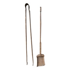 Ensemble d'outils de cheminée Louis XV en fer forgé français du 18e siècle