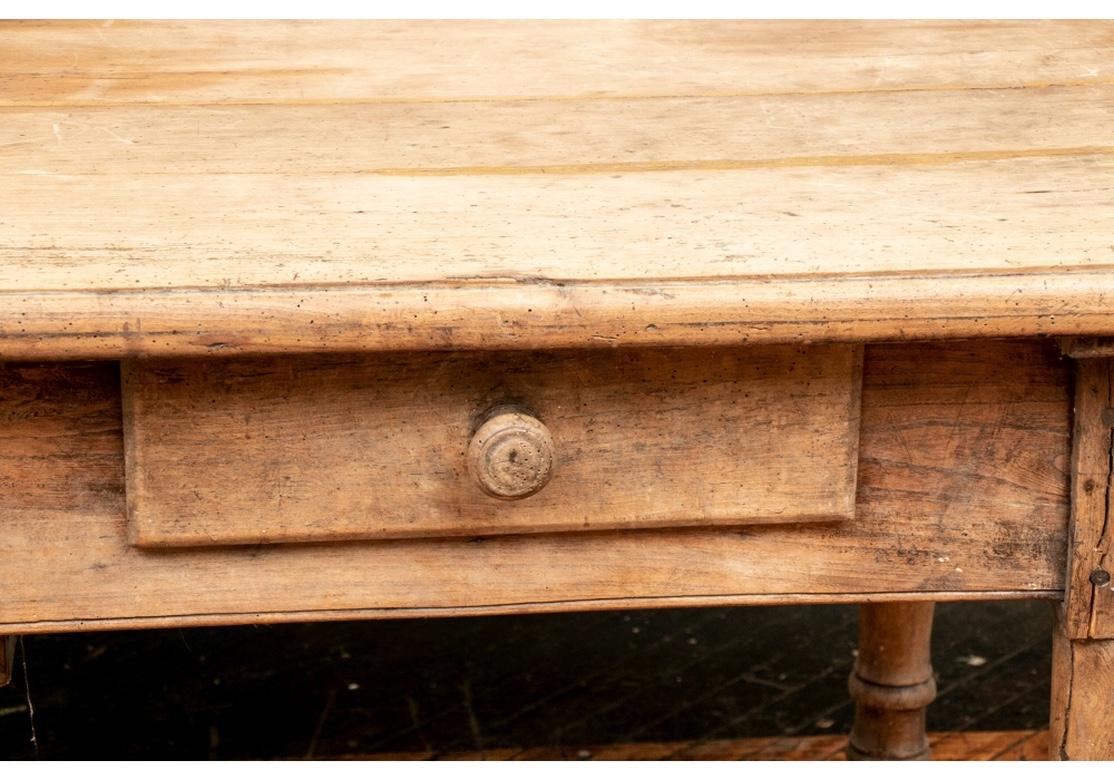 Rustique Table de travail en bois d'if français du 18e siècle en vente
