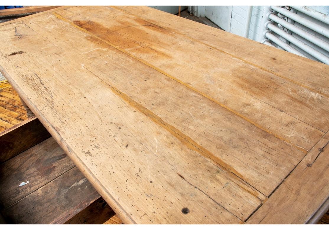 Français Table de travail en bois d'if français du 18e siècle en vente