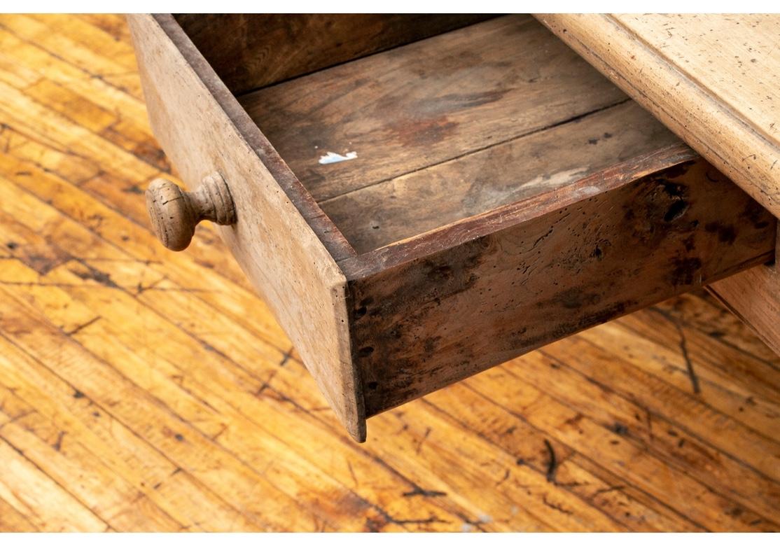 XVIIIe siècle Table de travail en bois d'if français du 18e siècle en vente