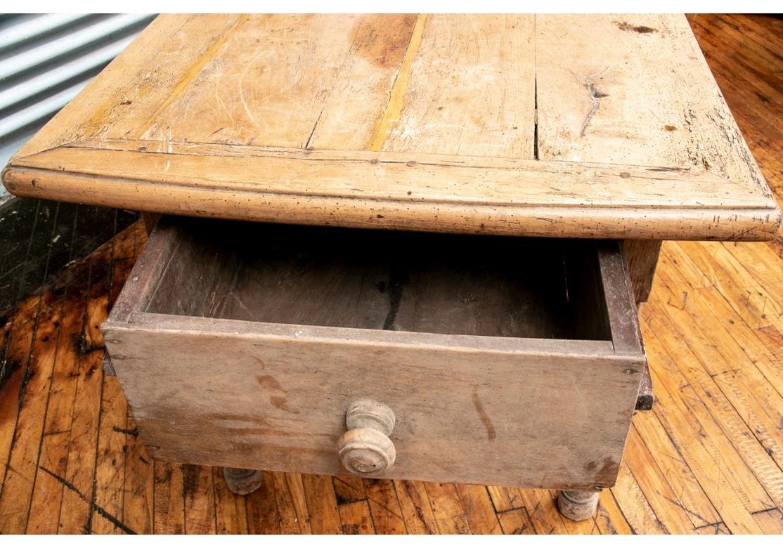 Table de travail en bois d'if français du 18e siècle en vente 1