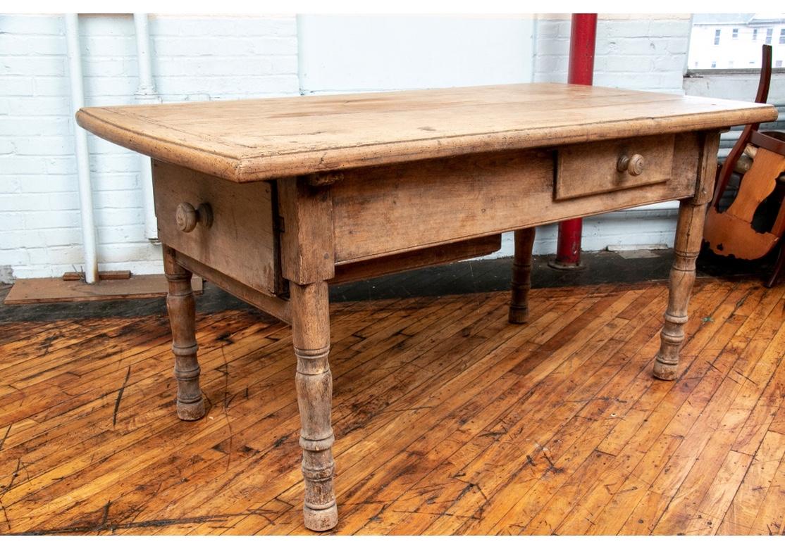 Table de travail en bois d'if français du 18e siècle en vente 2