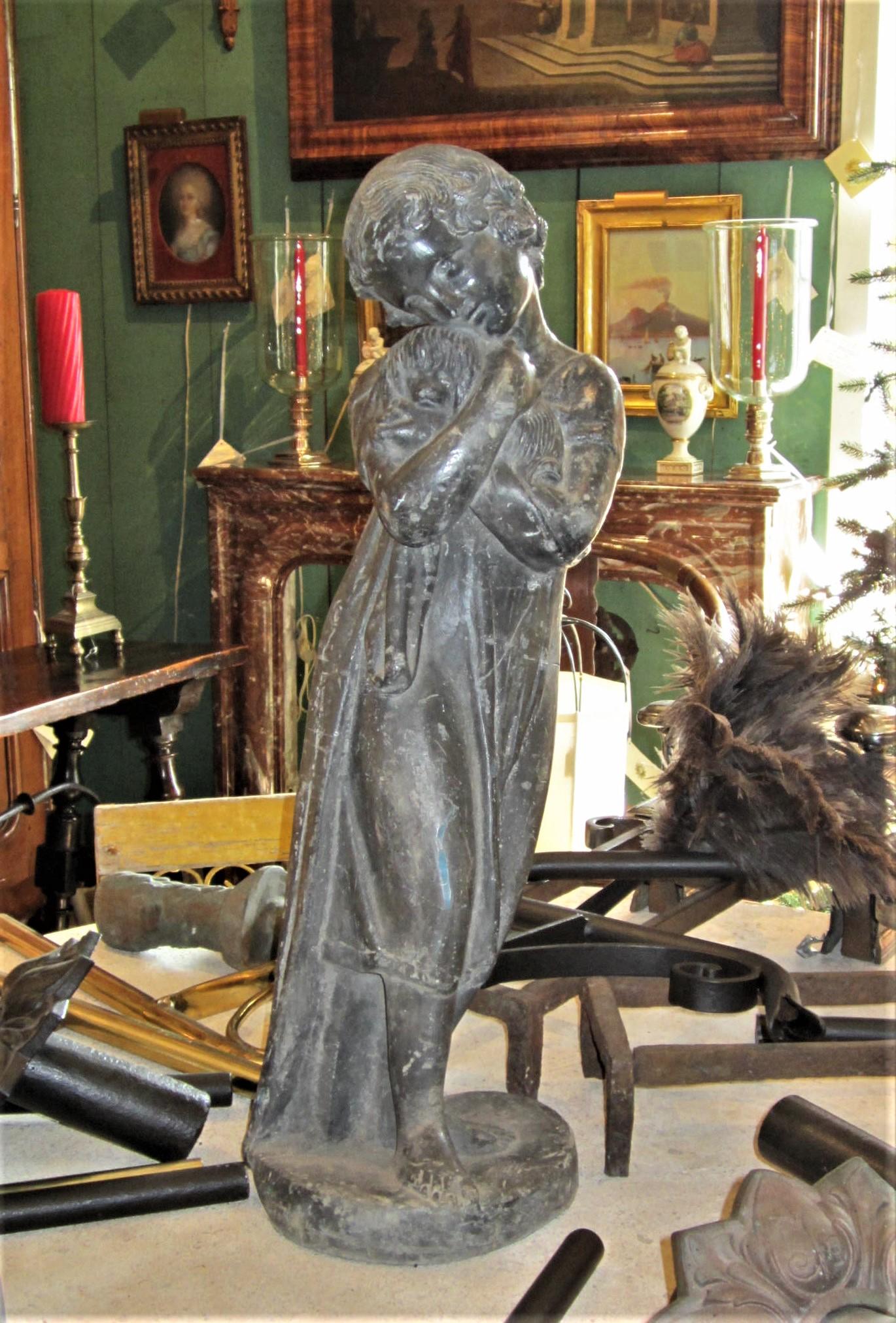 Statue d'une jeune fille embrassant un chien, sculpture d'amoureux d'animaux, animalier, rustique et antique en vente 11