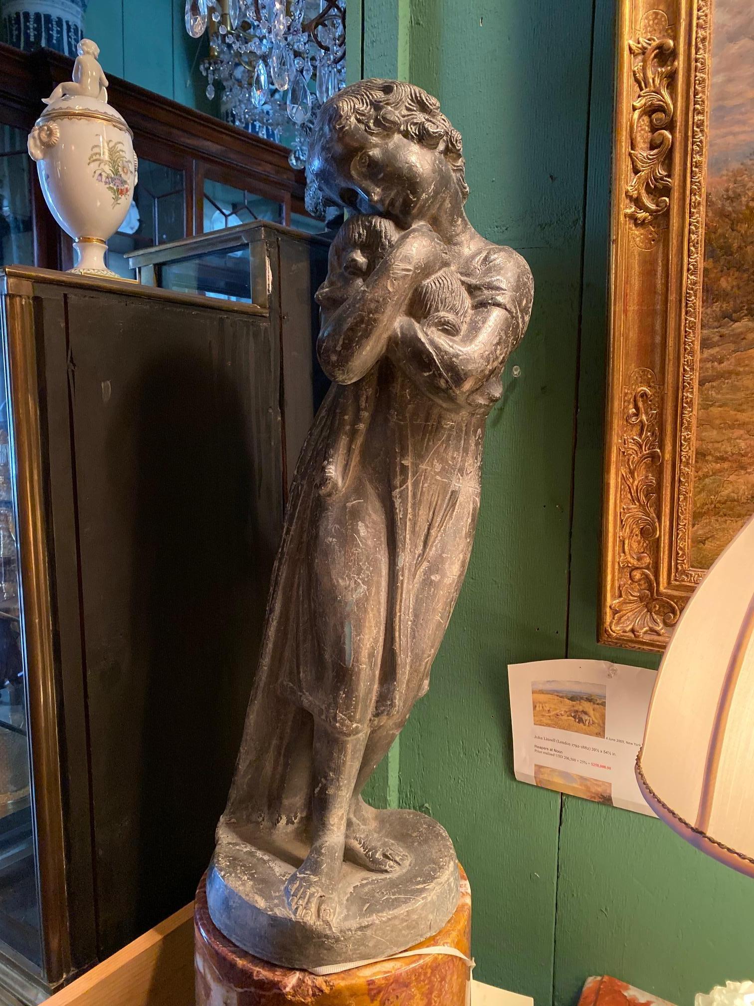 Statue d'une jeune fille embrassant un chien, sculpture d'amoureux d'animaux, animalier, rustique et antique Bon état - En vente à West Hollywood, CA