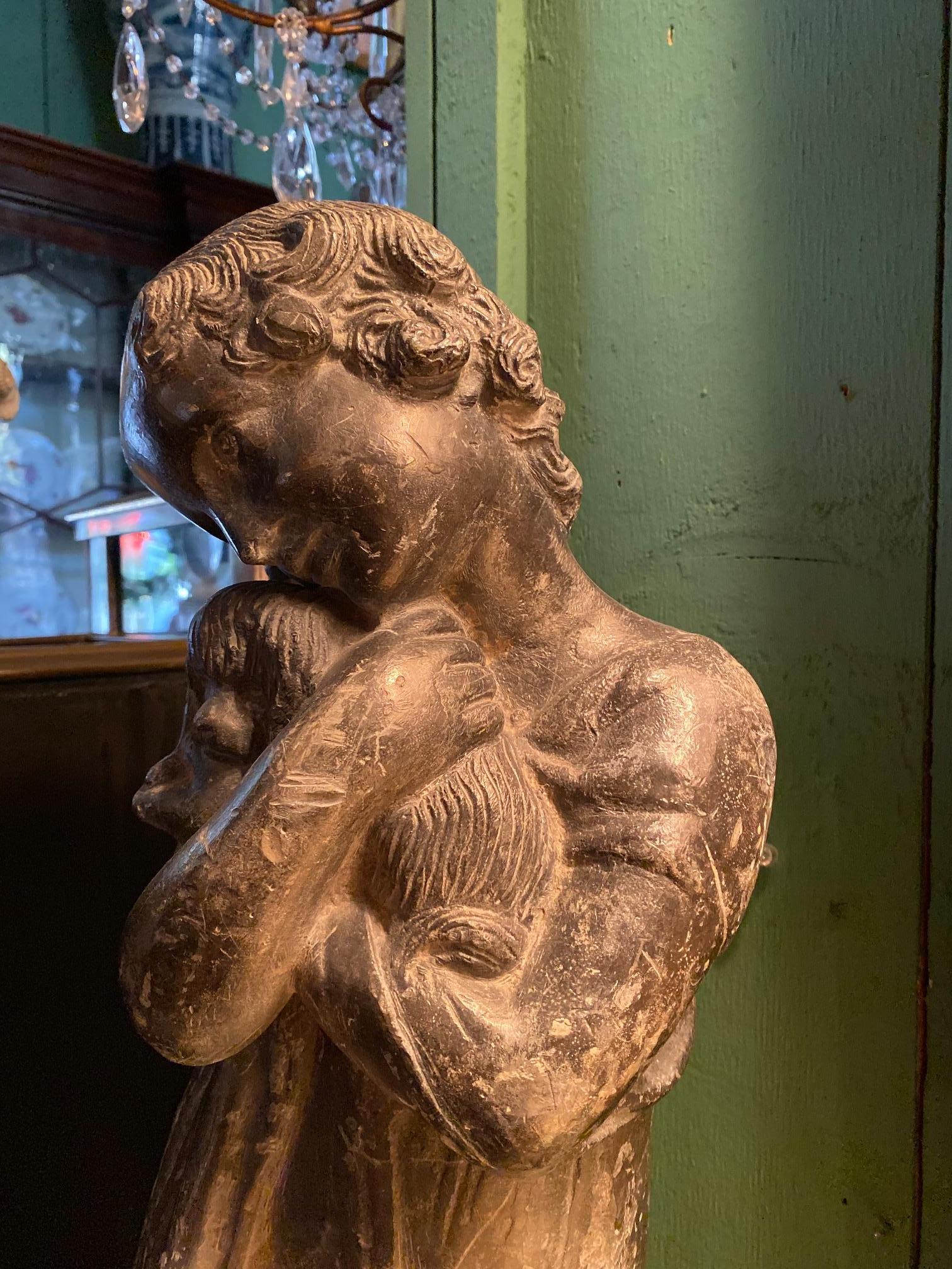 Statue d'une jeune fille embrassant un chien, sculpture d'amoureux d'animaux, animalier, rustique et antique en vente 4