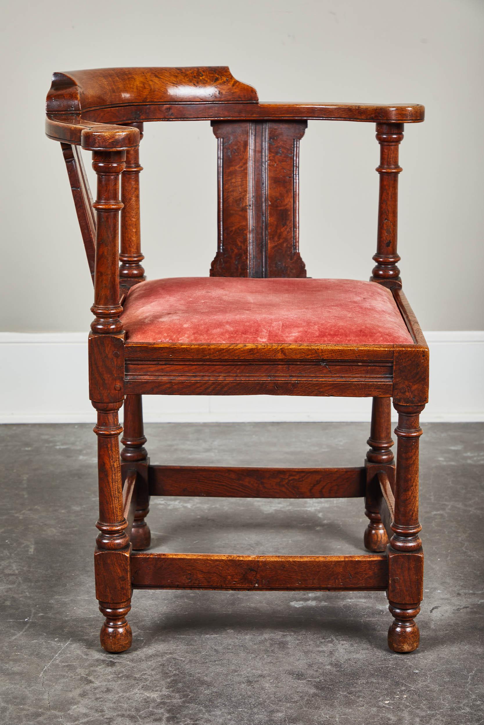 English 18th Century George III Oak and Elm Corner Chair For Sale