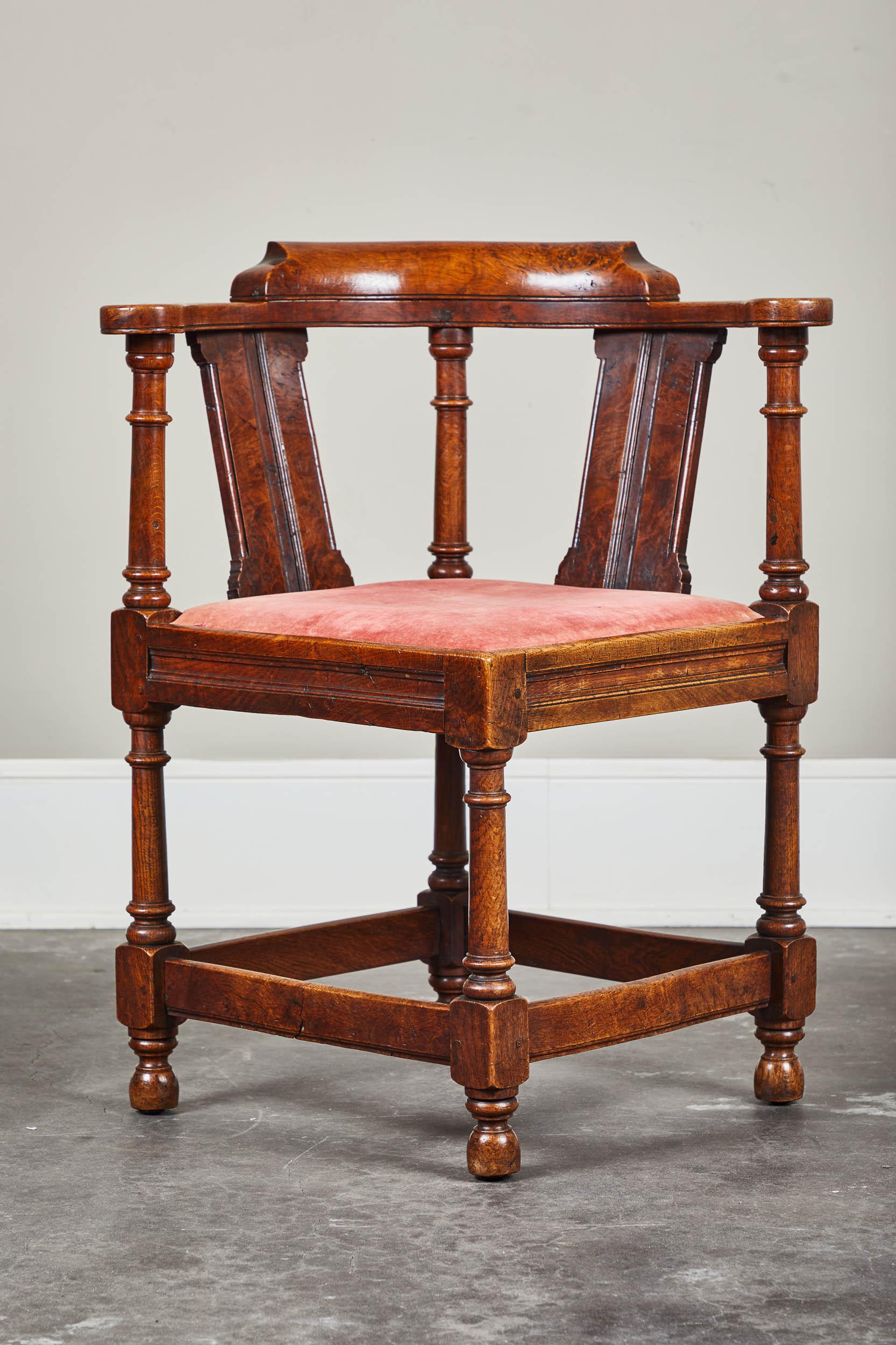 18th Century George III Oak and Elm Corner Chair In Good Condition For Sale In Pasadena, CA