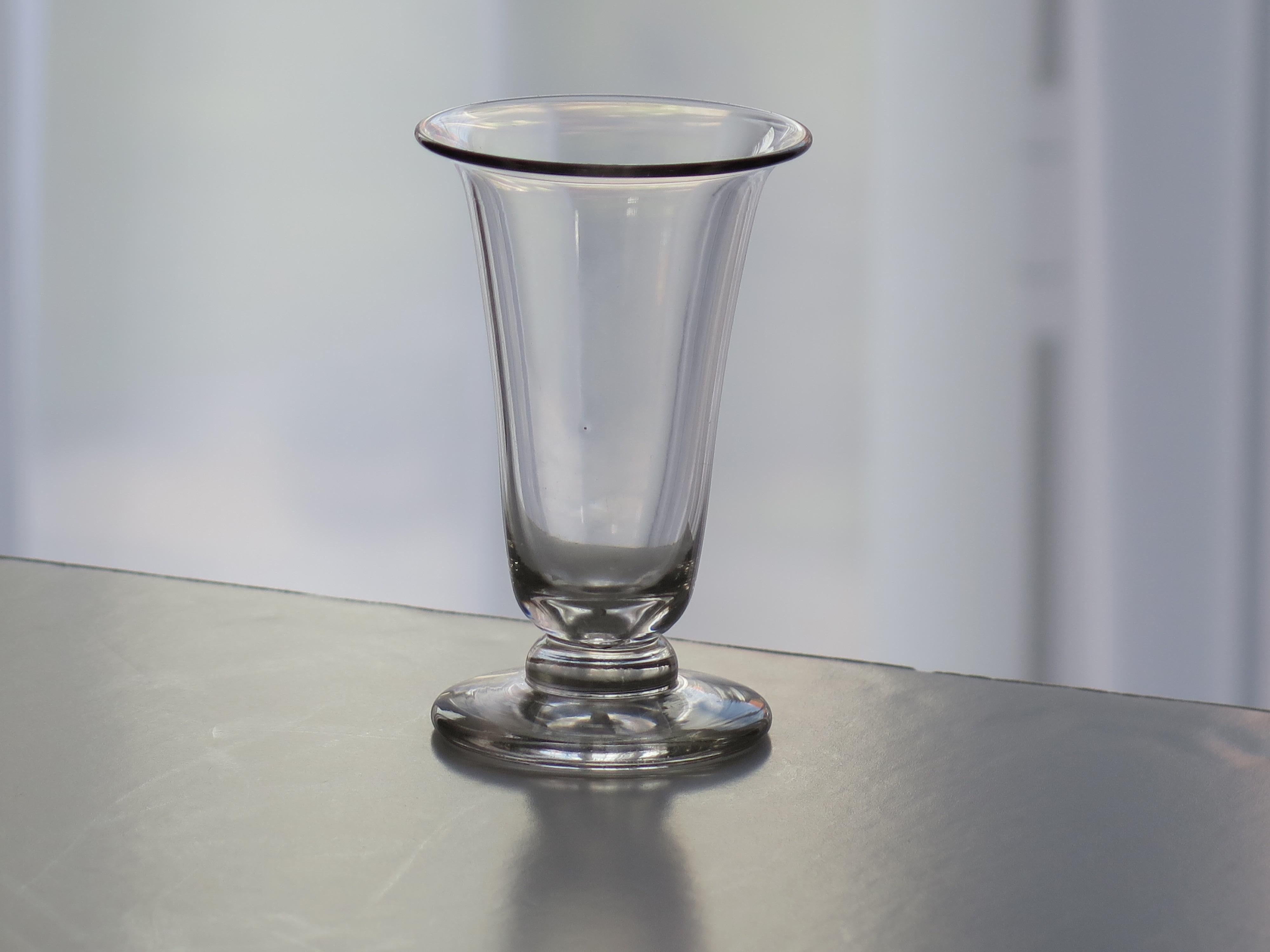 Es handelt sich um ein sehr gutes mundgeblasenes englisches Jelly-Glas aus dem letzten Viertel des 18. Jahrhunderts, um 1790.

Diese Gläser sind sehr sammelwürdig. Es ist aus englischem Bleiglas gefertigt, das relativ schwer ist und eine sanfte