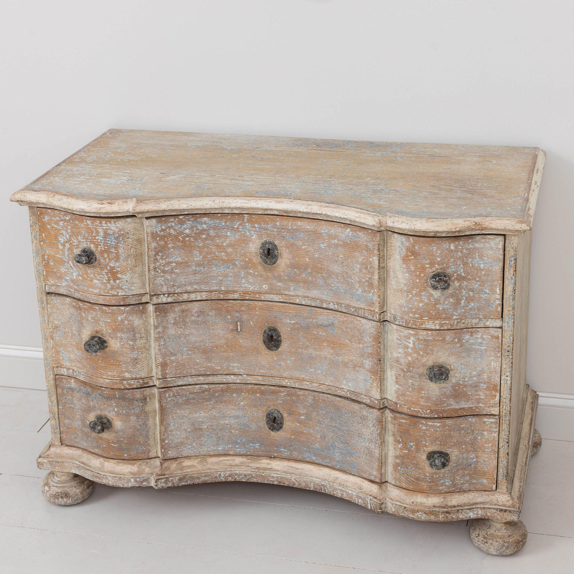 18th c. German Baroque Commode in Original Patina with Arbalette Shaped Front For Sale 4