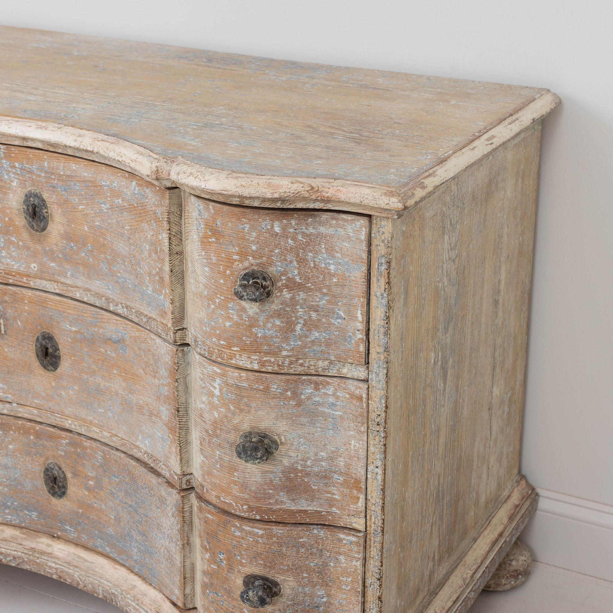 18th c. German Baroque Commode in Original Patina with Arbalette Shaped Front For Sale 5