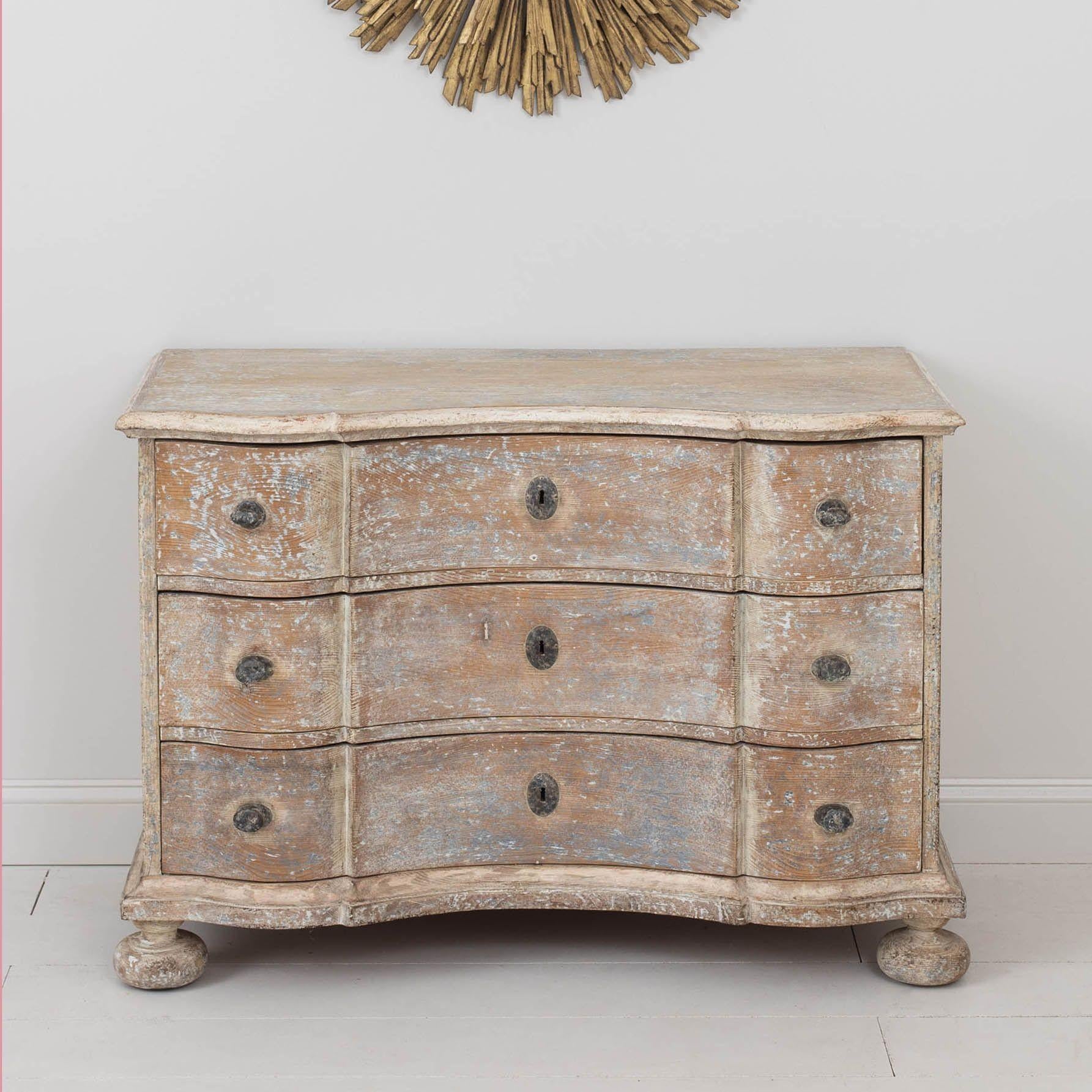 18th c. German Baroque Commode in Original Patina with Arbalette Shaped Front In Excellent Condition For Sale In Wichita, KS