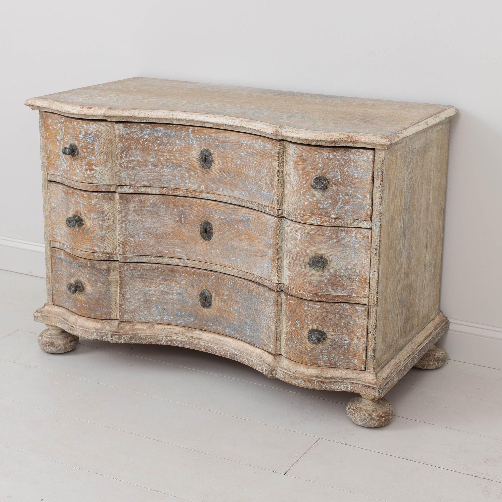 18th c. German Baroque Commode in Original Patina with Arbalette Shaped Front For Sale 3